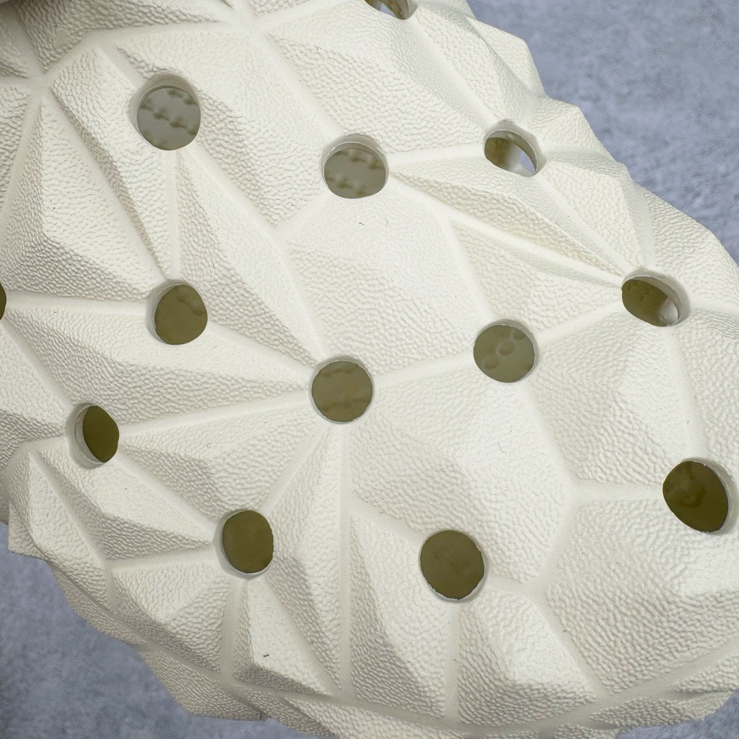 图片[9]-＃开学季劲爆福利两双盲盒 Crocs Classic Clog 卡骆驰全系列休闲沙滩洞洞拖鞋凉鞋 私人莞产顶级订单 白菜价亏本清仓套现转新款 机不可失 好好把握 随机两双 只选尺码 商品款式均为上架顶级款式 单品零售价格2×× 保证稳赚不赔 无通货 无烂货 会有轻微瑕疵的情况 友情提醒 买到是亏还是赚 每个人定义不同福袋闷包理论上和赌博心理相同玩的就是惊喜 玩的就是心跳活动商品无严重质量问题不退换 透明防水袋包装 注意配件需单独购买 超轻Croslite专利材料打造 鞋面更加耐用易清洗 该鞋款轻盈舒适 2002年 经典克骆格诞生 秉承外形简单 穿着舒适的初衷 不断为消费者带来舒适的穿着体验 穿出“趣”味 鞋面洞洞可搭彰显个性的智必星 一鞋两穿 可调节式后跟带增添鞋身的稳固性能 放前面变成愜意舒适的凉拖 放后面行走跑跳更加稳妥 Croslite ™材料 封闭式细胞树脂 能够在体温作用下自动变形以适应脚部形状 涉水性优秀的同时易于清洁 抓地力强 不易打滑 Crocs的核心理念：轻便 灵活 全方位的舒适感 同步官方尺码：M3(34-35) M4（36-37） M5（37-38）M6（38-39）M7（39-40）M8（41-42）M9（42-43）M10（43-44）M11（45-46）-选品中心