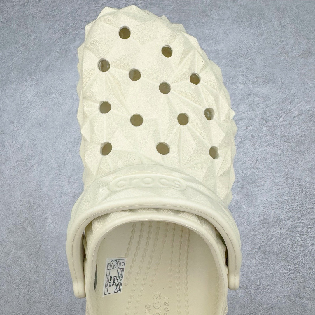 图片[4]-＃开学季劲爆福利两双盲盒 Crocs Classic Clog 卡骆驰全系列休闲沙滩洞洞拖鞋凉鞋 私人莞产顶级订单 白菜价亏本清仓套现转新款 机不可失 好好把握 随机两双 只选尺码 商品款式均为上架顶级款式 单品零售价格2×× 保证稳赚不赔 无通货 无烂货 会有轻微瑕疵的情况 友情提醒 买到是亏还是赚 每个人定义不同福袋闷包理论上和赌博心理相同玩的就是惊喜 玩的就是心跳活动商品无严重质量问题不退换 透明防水袋包装 注意配件需单独购买 超轻Croslite专利材料打造 鞋面更加耐用易清洗 该鞋款轻盈舒适 2002年 经典克骆格诞生 秉承外形简单 穿着舒适的初衷 不断为消费者带来舒适的穿着体验 穿出“趣”味 鞋面洞洞可搭彰显个性的智必星 一鞋两穿 可调节式后跟带增添鞋身的稳固性能 放前面变成愜意舒适的凉拖 放后面行走跑跳更加稳妥 Croslite ™材料 封闭式细胞树脂 能够在体温作用下自动变形以适应脚部形状 涉水性优秀的同时易于清洁 抓地力强 不易打滑 Crocs的核心理念：轻便 灵活 全方位的舒适感 同步官方尺码：M3(34-35) M4（36-37） M5（37-38）M6（38-39）M7（39-40）M8（41-42）M9（42-43）M10（43-44）M11（45-46）-选品中心