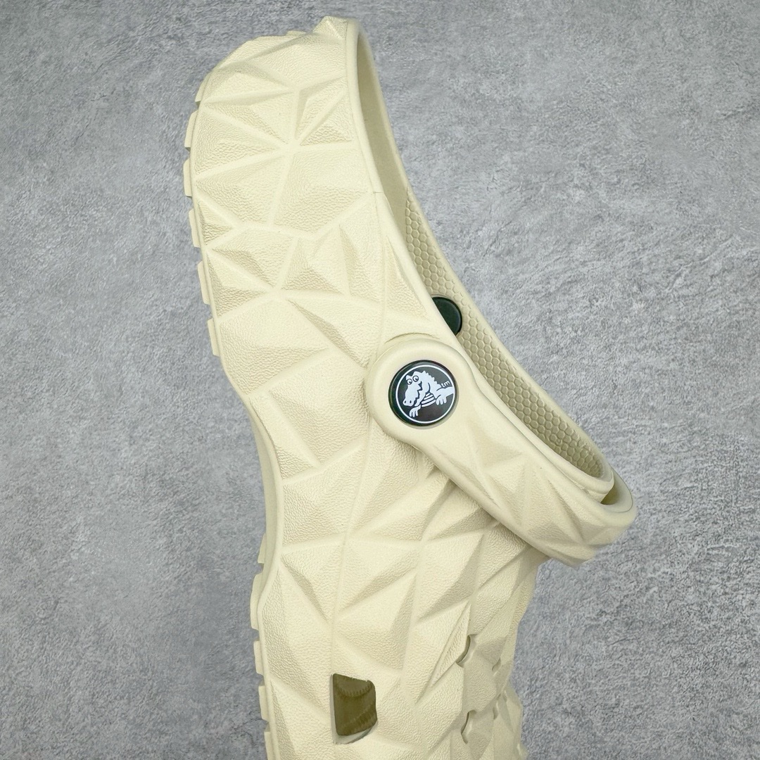 图片[6]-＃开学季劲爆福利两双盲盒 Crocs Classic Clog 卡骆驰全系列休闲沙滩洞洞拖鞋凉鞋 私人莞产顶级订单 白菜价亏本清仓套现转新款 机不可失 好好把握 随机两双 只选尺码 商品款式均为上架顶级款式 单品零售价格2×× 保证稳赚不赔 无通货 无烂货 会有轻微瑕疵的情况 友情提醒 买到是亏还是赚 每个人定义不同福袋闷包理论上和赌博心理相同玩的就是惊喜 玩的就是心跳活动商品无严重质量问题不退换 透明防水袋包装 注意配件需单独购买 超轻Croslite专利材料打造 鞋面更加耐用易清洗 该鞋款轻盈舒适 2002年 经典克骆格诞生 秉承外形简单 穿着舒适的初衷 不断为消费者带来舒适的穿着体验 穿出“趣”味 鞋面洞洞可搭彰显个性的智必星 一鞋两穿 可调节式后跟带增添鞋身的稳固性能 放前面变成愜意舒适的凉拖 放后面行走跑跳更加稳妥 Croslite ™材料 封闭式细胞树脂 能够在体温作用下自动变形以适应脚部形状 涉水性优秀的同时易于清洁 抓地力强 不易打滑 Crocs的核心理念：轻便 灵活 全方位的舒适感 同步官方尺码：M3(34-35) M4（36-37） M5（37-38）M6（38-39）M7（39-40）M8（41-42）M9（42-43）M10（43-44）M11（45-46）-选品中心