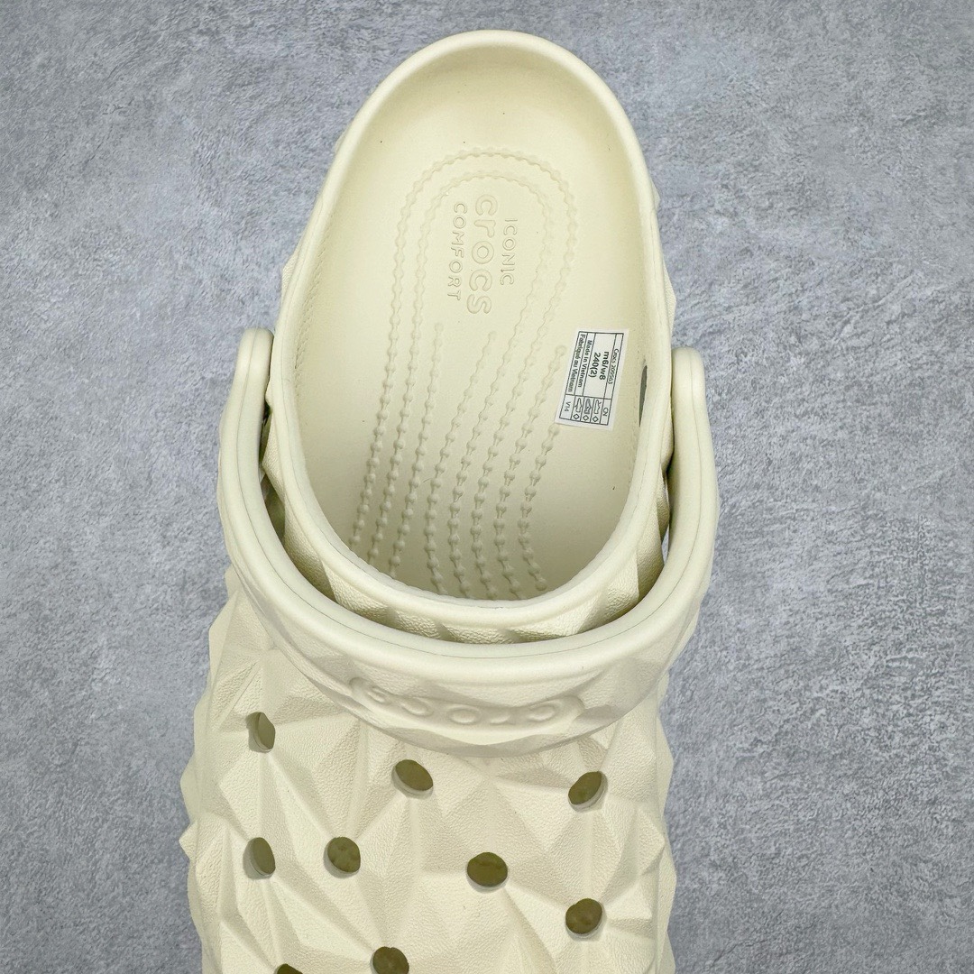 图片[5]-＃开学季劲爆福利两双盲盒 Crocs Classic Clog 卡骆驰全系列休闲沙滩洞洞拖鞋凉鞋 私人莞产顶级订单 白菜价亏本清仓套现转新款 机不可失 好好把握 随机两双 只选尺码 商品款式均为上架顶级款式 单品零售价格2×× 保证稳赚不赔 无通货 无烂货 会有轻微瑕疵的情况 友情提醒 买到是亏还是赚 每个人定义不同福袋闷包理论上和赌博心理相同玩的就是惊喜 玩的就是心跳活动商品无严重质量问题不退换 透明防水袋包装 注意配件需单独购买 超轻Croslite专利材料打造 鞋面更加耐用易清洗 该鞋款轻盈舒适 2002年 经典克骆格诞生 秉承外形简单 穿着舒适的初衷 不断为消费者带来舒适的穿着体验 穿出“趣”味 鞋面洞洞可搭彰显个性的智必星 一鞋两穿 可调节式后跟带增添鞋身的稳固性能 放前面变成愜意舒适的凉拖 放后面行走跑跳更加稳妥 Croslite ™材料 封闭式细胞树脂 能够在体温作用下自动变形以适应脚部形状 涉水性优秀的同时易于清洁 抓地力强 不易打滑 Crocs的核心理念：轻便 灵活 全方位的舒适感 同步官方尺码：M3(34-35) M4（36-37） M5（37-38）M6（38-39）M7（39-40）M8（41-42）M9（42-43）M10（43-44）M11（45-46）-选品中心