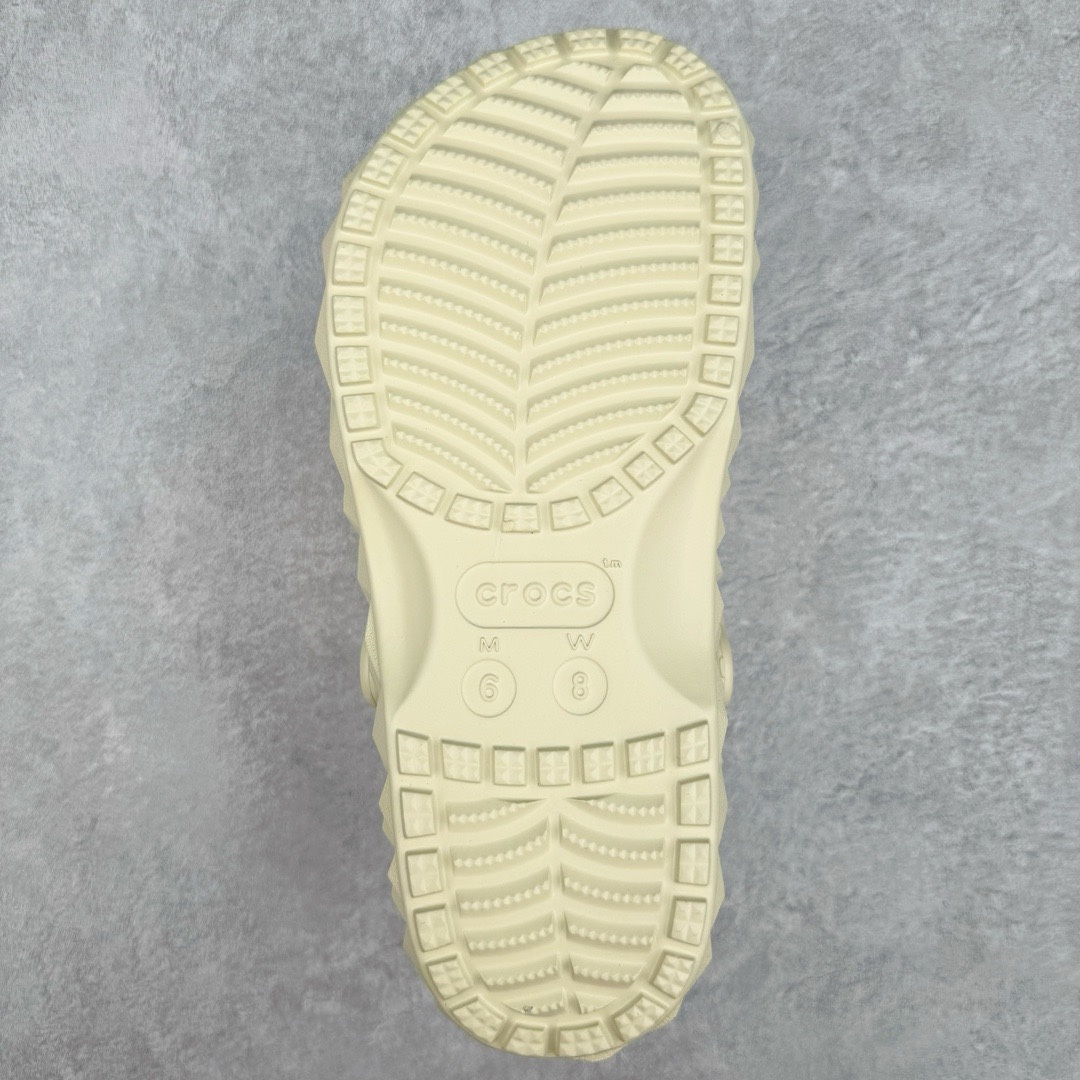 图片[8]-＃开学季劲爆福利两双盲盒 Crocs Classic Clog 卡骆驰全系列休闲沙滩洞洞拖鞋凉鞋 私人莞产顶级订单 白菜价亏本清仓套现转新款 机不可失 好好把握 随机两双 只选尺码 商品款式均为上架顶级款式 单品零售价格2×× 保证稳赚不赔 无通货 无烂货 会有轻微瑕疵的情况 友情提醒 买到是亏还是赚 每个人定义不同福袋闷包理论上和赌博心理相同玩的就是惊喜 玩的就是心跳活动商品无严重质量问题不退换 透明防水袋包装 注意配件需单独购买 超轻Croslite专利材料打造 鞋面更加耐用易清洗 该鞋款轻盈舒适 2002年 经典克骆格诞生 秉承外形简单 穿着舒适的初衷 不断为消费者带来舒适的穿着体验 穿出“趣”味 鞋面洞洞可搭彰显个性的智必星 一鞋两穿 可调节式后跟带增添鞋身的稳固性能 放前面变成愜意舒适的凉拖 放后面行走跑跳更加稳妥 Croslite ™材料 封闭式细胞树脂 能够在体温作用下自动变形以适应脚部形状 涉水性优秀的同时易于清洁 抓地力强 不易打滑 Crocs的核心理念：轻便 灵活 全方位的舒适感 同步官方尺码：M3(34-35) M4（36-37） M5（37-38）M6（38-39）M7（39-40）M8（41-42）M9（42-43）M10（43-44）M11（45-46）-选品中心