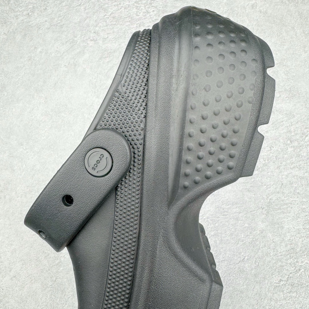 图片[7]-＃开学季劲爆福利两双盲盒 Crocs Classic Clog 卡骆驰全系列休闲沙滩洞洞拖鞋凉鞋 私人莞产顶级订单 白菜价亏本清仓套现转新款 机不可失 好好把握 随机两双 只选尺码 商品款式均为上架顶级款式 单品零售价格2×× 保证稳赚不赔 无通货 无烂货 会有轻微瑕疵的情况 友情提醒 买到是亏还是赚 每个人定义不同福袋闷包理论上和赌博心理相同玩的就是惊喜 玩的就是心跳活动商品无严重质量问题不退换 透明防水袋包装 注意配件需单独购买 超轻Croslite专利材料打造 鞋面更加耐用易清洗 该鞋款轻盈舒适 2002年 经典克骆格诞生 秉承外形简单 穿着舒适的初衷 不断为消费者带来舒适的穿着体验 穿出“趣”味 鞋面洞洞可搭彰显个性的智必星 一鞋两穿 可调节式后跟带增添鞋身的稳固性能 放前面变成愜意舒适的凉拖 放后面行走跑跳更加稳妥 Croslite ™材料 封闭式细胞树脂 能够在体温作用下自动变形以适应脚部形状 涉水性优秀的同时易于清洁 抓地力强 不易打滑 Crocs的核心理念：轻便 灵活 全方位的舒适感 同步官方尺码：M3(34-35) M4（36-37） M5（37-38）M6（38-39）M7（39-40）M8（41-42）M9（42-43）M10（43-44）M11（45-46）-选品中心