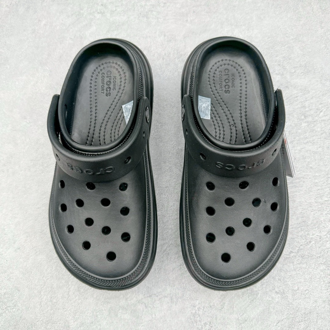图片[2]-＃开学季劲爆福利两双盲盒 Crocs Classic Clog 卡骆驰全系列休闲沙滩洞洞拖鞋凉鞋 私人莞产顶级订单 白菜价亏本清仓套现转新款 机不可失 好好把握 随机两双 只选尺码 商品款式均为上架顶级款式 单品零售价格2×× 保证稳赚不赔 无通货 无烂货 会有轻微瑕疵的情况 友情提醒 买到是亏还是赚 每个人定义不同福袋闷包理论上和赌博心理相同玩的就是惊喜 玩的就是心跳活动商品无严重质量问题不退换 透明防水袋包装 注意配件需单独购买 超轻Croslite专利材料打造 鞋面更加耐用易清洗 该鞋款轻盈舒适 2002年 经典克骆格诞生 秉承外形简单 穿着舒适的初衷 不断为消费者带来舒适的穿着体验 穿出“趣”味 鞋面洞洞可搭彰显个性的智必星 一鞋两穿 可调节式后跟带增添鞋身的稳固性能 放前面变成愜意舒适的凉拖 放后面行走跑跳更加稳妥 Croslite ™材料 封闭式细胞树脂 能够在体温作用下自动变形以适应脚部形状 涉水性优秀的同时易于清洁 抓地力强 不易打滑 Crocs的核心理念：轻便 灵活 全方位的舒适感 同步官方尺码：M3(34-35) M4（36-37） M5（37-38）M6（38-39）M7（39-40）M8（41-42）M9（42-43）M10（43-44）M11（45-46）-选品中心