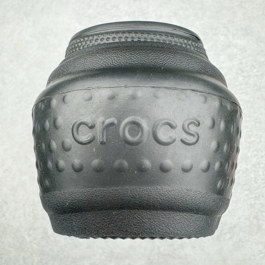 图片[8]-＃开学季劲爆福利两双盲盒 Crocs Classic Clog 卡骆驰全系列休闲沙滩洞洞拖鞋凉鞋 私人莞产顶级订单 白菜价亏本清仓套现转新款 机不可失 好好把握 随机两双 只选尺码 商品款式均为上架顶级款式 单品零售价格2×× 保证稳赚不赔 无通货 无烂货 会有轻微瑕疵的情况 友情提醒 买到是亏还是赚 每个人定义不同福袋闷包理论上和赌博心理相同玩的就是惊喜 玩的就是心跳活动商品无严重质量问题不退换 透明防水袋包装 注意配件需单独购买 超轻Croslite专利材料打造 鞋面更加耐用易清洗 该鞋款轻盈舒适 2002年 经典克骆格诞生 秉承外形简单 穿着舒适的初衷 不断为消费者带来舒适的穿着体验 穿出“趣”味 鞋面洞洞可搭彰显个性的智必星 一鞋两穿 可调节式后跟带增添鞋身的稳固性能 放前面变成愜意舒适的凉拖 放后面行走跑跳更加稳妥 Croslite ™材料 封闭式细胞树脂 能够在体温作用下自动变形以适应脚部形状 涉水性优秀的同时易于清洁 抓地力强 不易打滑 Crocs的核心理念：轻便 灵活 全方位的舒适感 同步官方尺码：M3(34-35) M4（36-37） M5（37-38）M6（38-39）M7（39-40）M8（41-42）M9（42-43）M10（43-44）M11（45-46）-选品中心
