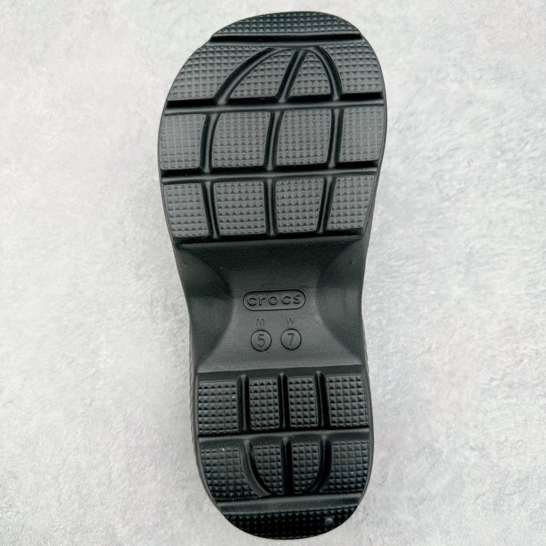 图片[9]-＃开学季劲爆福利两双盲盒 Crocs Classic Clog 卡骆驰全系列休闲沙滩洞洞拖鞋凉鞋 私人莞产顶级订单 白菜价亏本清仓套现转新款 机不可失 好好把握 随机两双 只选尺码 商品款式均为上架顶级款式 单品零售价格2×× 保证稳赚不赔 无通货 无烂货 会有轻微瑕疵的情况 友情提醒 买到是亏还是赚 每个人定义不同福袋闷包理论上和赌博心理相同玩的就是惊喜 玩的就是心跳活动商品无严重质量问题不退换 透明防水袋包装 注意配件需单独购买 超轻Croslite专利材料打造 鞋面更加耐用易清洗 该鞋款轻盈舒适 2002年 经典克骆格诞生 秉承外形简单 穿着舒适的初衷 不断为消费者带来舒适的穿着体验 穿出“趣”味 鞋面洞洞可搭彰显个性的智必星 一鞋两穿 可调节式后跟带增添鞋身的稳固性能 放前面变成愜意舒适的凉拖 放后面行走跑跳更加稳妥 Croslite ™材料 封闭式细胞树脂 能够在体温作用下自动变形以适应脚部形状 涉水性优秀的同时易于清洁 抓地力强 不易打滑 Crocs的核心理念：轻便 灵活 全方位的舒适感 同步官方尺码：M3(34-35) M4（36-37） M5（37-38）M6（38-39）M7（39-40）M8（41-42）M9（42-43）M10（43-44）M11（45-46）-选品中心