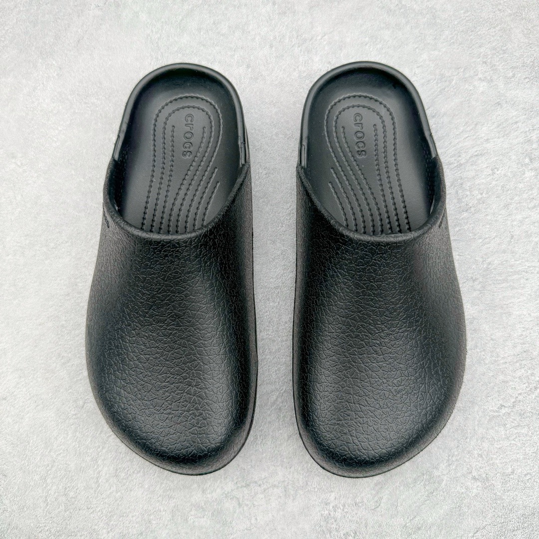 图片[2]-＃开学季劲爆福利两双盲盒 Crocs Classic Clog 卡骆驰全系列休闲沙滩洞洞拖鞋凉鞋 私人莞产顶级订单 白菜价亏本清仓套现转新款 机不可失 好好把握 随机两双 只选尺码 商品款式均为上架顶级款式 单品零售价格2×× 保证稳赚不赔 无通货 无烂货 会有轻微瑕疵的情况 友情提醒 买到是亏还是赚 每个人定义不同福袋闷包理论上和赌博心理相同玩的就是惊喜 玩的就是心跳活动商品无严重质量问题不退换 透明防水袋包装 注意配件需单独购买 超轻Croslite专利材料打造 鞋面更加耐用易清洗 该鞋款轻盈舒适 2002年 经典克骆格诞生 秉承外形简单 穿着舒适的初衷 不断为消费者带来舒适的穿着体验 穿出“趣”味 鞋面洞洞可搭彰显个性的智必星 一鞋两穿 可调节式后跟带增添鞋身的稳固性能 放前面变成愜意舒适的凉拖 放后面行走跑跳更加稳妥 Croslite ™材料 封闭式细胞树脂 能够在体温作用下自动变形以适应脚部形状 涉水性优秀的同时易于清洁 抓地力强 不易打滑 Crocs的核心理念：轻便 灵活 全方位的舒适感 同步官方尺码：M3(34-35) M4（36-37） M5（37-38）M6（38-39）M7（39-40）M8（41-42）M9（42-43）M10（43-44）M11（45-46）-选品中心