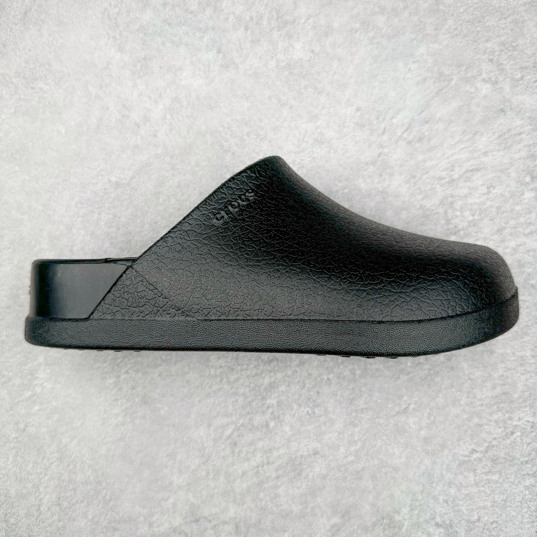 ＃开学季劲爆福利两双盲盒 Crocs Classic Clog 卡骆驰全系列休闲沙滩洞洞拖鞋凉鞋 私人莞产顶级订单 白菜价亏本清仓套现转新款 机不可失 好好把握 随机两双 只选尺码 商品款式均为上架顶级款式 单品零售价格2×× 保证稳赚不赔 无通货 无烂货 会有轻微瑕疵的情况 友情提醒 买到是亏还是赚 每个人定义不同福袋闷包理论上和赌博心理相同玩的就是惊喜 玩的就是心跳活动商品无严重质量问题不退换 透明防水袋包装 注意配件需单独购买 超轻Croslite专利材料打造 鞋面更加耐用易清洗 该鞋款轻盈舒适 2002年 经典克骆格诞生 秉承外形简单 穿着舒适的初衷 不断为消费者带来舒适的穿着体验 穿出“趣”味 鞋面洞洞可搭彰显个性的智必星 一鞋两穿 可调节式后跟带增添鞋身的稳固性能 放前面变成愜意舒适的凉拖 放后面行走跑跳更加稳妥 Croslite ™材料 封闭式细胞树脂 能够在体温作用下自动变形以适应脚部形状 涉水性优秀的同时易于清洁 抓地力强 不易打滑 Crocs的核心理念：轻便 灵活 全方位的舒适感 同步官方尺码：M3(34-35) M4（36-37） M5（37-38）M6（38-39）M7（39-40）M8（41-42）M9（42-43）M10（43-44）M11（45-46）-选品中心