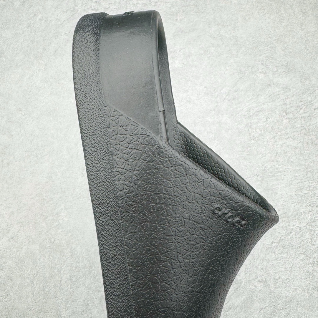 图片[6]-＃开学季劲爆福利两双盲盒 Crocs Classic Clog 卡骆驰全系列休闲沙滩洞洞拖鞋凉鞋 私人莞产顶级订单 白菜价亏本清仓套现转新款 机不可失 好好把握 随机两双 只选尺码 商品款式均为上架顶级款式 单品零售价格2×× 保证稳赚不赔 无通货 无烂货 会有轻微瑕疵的情况 友情提醒 买到是亏还是赚 每个人定义不同福袋闷包理论上和赌博心理相同玩的就是惊喜 玩的就是心跳活动商品无严重质量问题不退换 透明防水袋包装 注意配件需单独购买 超轻Croslite专利材料打造 鞋面更加耐用易清洗 该鞋款轻盈舒适 2002年 经典克骆格诞生 秉承外形简单 穿着舒适的初衷 不断为消费者带来舒适的穿着体验 穿出“趣”味 鞋面洞洞可搭彰显个性的智必星 一鞋两穿 可调节式后跟带增添鞋身的稳固性能 放前面变成愜意舒适的凉拖 放后面行走跑跳更加稳妥 Croslite ™材料 封闭式细胞树脂 能够在体温作用下自动变形以适应脚部形状 涉水性优秀的同时易于清洁 抓地力强 不易打滑 Crocs的核心理念：轻便 灵活 全方位的舒适感 同步官方尺码：M3(34-35) M4（36-37） M5（37-38）M6（38-39）M7（39-40）M8（41-42）M9（42-43）M10（43-44）M11（45-46）-选品中心