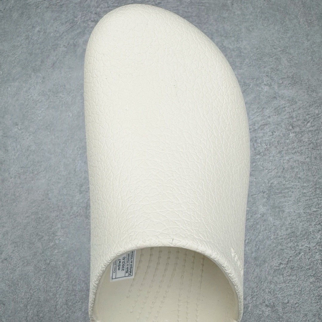 图片[4]-＃开学季劲爆福利两双盲盒 Crocs Classic Clog 卡骆驰全系列休闲沙滩洞洞拖鞋凉鞋 私人莞产顶级订单 白菜价亏本清仓套现转新款 机不可失 好好把握 随机两双 只选尺码 商品款式均为上架顶级款式 单品零售价格2×× 保证稳赚不赔 无通货 无烂货 会有轻微瑕疵的情况 友情提醒 买到是亏还是赚 每个人定义不同福袋闷包理论上和赌博心理相同玩的就是惊喜 玩的就是心跳活动商品无严重质量问题不退换 透明防水袋包装 注意配件需单独购买 超轻Croslite专利材料打造 鞋面更加耐用易清洗 该鞋款轻盈舒适 2002年 经典克骆格诞生 秉承外形简单 穿着舒适的初衷 不断为消费者带来舒适的穿着体验 穿出“趣”味 鞋面洞洞可搭彰显个性的智必星 一鞋两穿 可调节式后跟带增添鞋身的稳固性能 放前面变成愜意舒适的凉拖 放后面行走跑跳更加稳妥 Croslite ™材料 封闭式细胞树脂 能够在体温作用下自动变形以适应脚部形状 涉水性优秀的同时易于清洁 抓地力强 不易打滑 Crocs的核心理念：轻便 灵活 全方位的舒适感 同步官方尺码：M3(34-35) M4（36-37） M5（37-38）M6（38-39）M7（39-40）M8（41-42）M9（42-43）M10（43-44）M11（45-46）-选品中心