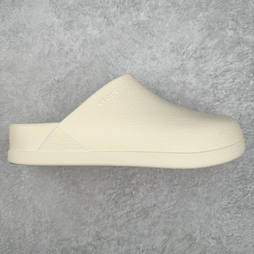 ＃开学季劲爆福利两双盲盒 Crocs Classic Clog 卡骆驰全系列休闲沙滩洞洞拖鞋凉鞋 私人莞产顶级订单 白菜价亏本清仓套现转新款 机不可失 好好把握 随机两双 只选尺码 商品款式均为上架顶级款式 单品零售价格2×× 保证稳赚不赔 无通货 无烂货 会有轻微瑕疵的情况 友情提醒 买到是亏还是赚 每个人定义不同福袋闷包理论上和赌博心理相同玩的就是惊喜 玩的就是心跳活动商品无严重质量问题不退换 透明防水袋包装 注意配件需单独购买 超轻Croslite专利材料打造 鞋面更加耐用易清洗 该鞋款轻盈舒适 2002年 经典克骆格诞生 秉承外形简单 穿着舒适的初衷 不断为消费者带来舒适的穿着体验 穿出“趣”味 鞋面洞洞可搭彰显个性的智必星 一鞋两穿 可调节式后跟带增添鞋身的稳固性能 放前面变成愜意舒适的凉拖 放后面行走跑跳更加稳妥 Croslite ™材料 封闭式细胞树脂 能够在体温作用下自动变形以适应脚部形状 涉水性优秀的同时易于清洁 抓地力强 不易打滑 Crocs的核心理念：轻便 灵活 全方位的舒适感 同步官方尺码：M3(34-35) M4（36-37） M5（37-38）M6（38-39）M7（39-40）M8（41-42）M9（42-43）M10（43-44）M11（45-46）-选品中心