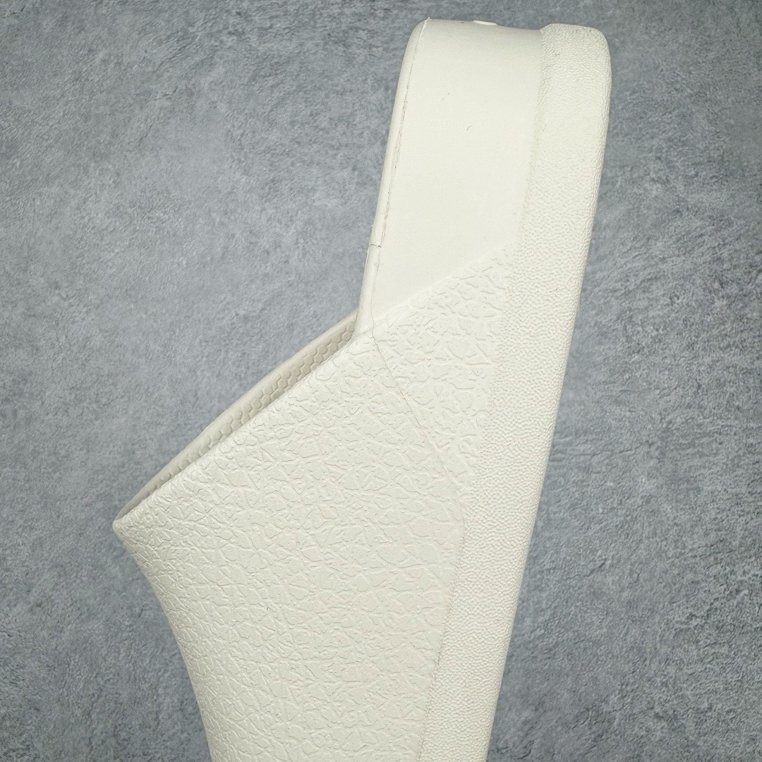 图片[7]-＃开学季劲爆福利两双盲盒 Crocs Classic Clog 卡骆驰全系列休闲沙滩洞洞拖鞋凉鞋 私人莞产顶级订单 白菜价亏本清仓套现转新款 机不可失 好好把握 随机两双 只选尺码 商品款式均为上架顶级款式 单品零售价格2×× 保证稳赚不赔 无通货 无烂货 会有轻微瑕疵的情况 友情提醒 买到是亏还是赚 每个人定义不同福袋闷包理论上和赌博心理相同玩的就是惊喜 玩的就是心跳活动商品无严重质量问题不退换 透明防水袋包装 注意配件需单独购买 超轻Croslite专利材料打造 鞋面更加耐用易清洗 该鞋款轻盈舒适 2002年 经典克骆格诞生 秉承外形简单 穿着舒适的初衷 不断为消费者带来舒适的穿着体验 穿出“趣”味 鞋面洞洞可搭彰显个性的智必星 一鞋两穿 可调节式后跟带增添鞋身的稳固性能 放前面变成愜意舒适的凉拖 放后面行走跑跳更加稳妥 Croslite ™材料 封闭式细胞树脂 能够在体温作用下自动变形以适应脚部形状 涉水性优秀的同时易于清洁 抓地力强 不易打滑 Crocs的核心理念：轻便 灵活 全方位的舒适感 同步官方尺码：M3(34-35) M4（36-37） M5（37-38）M6（38-39）M7（39-40）M8（41-42）M9（42-43）M10（43-44）M11（45-46）-选品中心