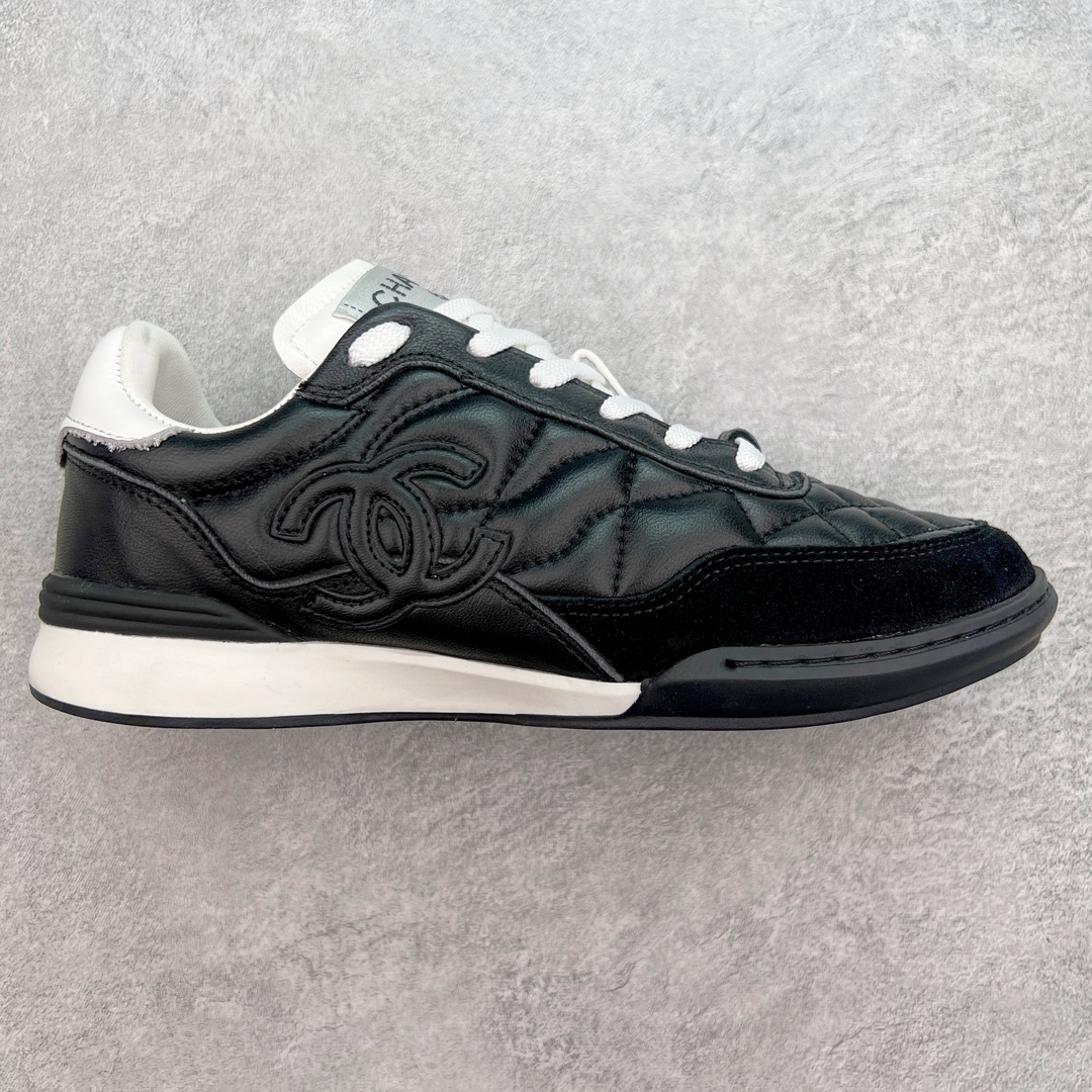 莞产 CHANEL香奈儿 24S德训鞋平底系带圆头菱格风四季休闲百搭款 原版开模 凹凸感超强 线条紧致🎀全新礼盒包装 细节拉满 环保太空革组合呼吸网织布鞋面材质 欧索莱环保去臭环型组合鞋垫 采用进口TPU大底 官方同步2024 最新礼盒包装 尺码：35 36 37 38 39 40-选品中心