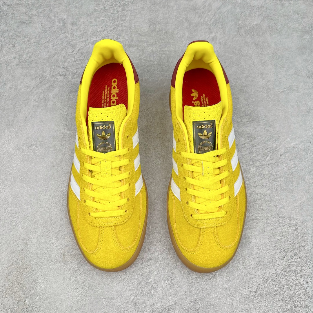 图片[2]-💰140 ＃VF AD Original Gazelle Indoor Trainers 瞪羚室内鞋系列低帮复古百搭休闲运动德训风板鞋 IE7003 平台特供批次 原厂定制长毛翻毛皮组合环保纤维革鞋面材质 内置环保海玻璃鞋垫 外置RB橡胶大底 产品品控稳定性领先行业 原厂全套原楦原纸板冲刀磨具开发 原厂皮料加持 原厂港宝加持定型后跟R度完美 将复古进行到底 简约流畅 三十年不变经典 这款Gazelle运动鞋 无论面料、配色、质感或设计 都只在重现其1991年原款的经典 皮革鞋面 撞色三条纹和鞋跟标的设计 力求呈现90年代的经典复古风潮 Samba火热的同时 也带动了其它的复古鞋型 Gazelle便是其中一只 Gazelle Indoor拥有包边更宽的T字型鞋头 更好的保护运动员的前掌 浓浓的复古氛围感 非常适合现在流行的Cleanfit风格 SIZE：35.5 36 36.5 37.5 38 38.5 39 40 40.5 41 42 42.5 43 44 44.5 45 46 编码：Xby2936010-运动鞋