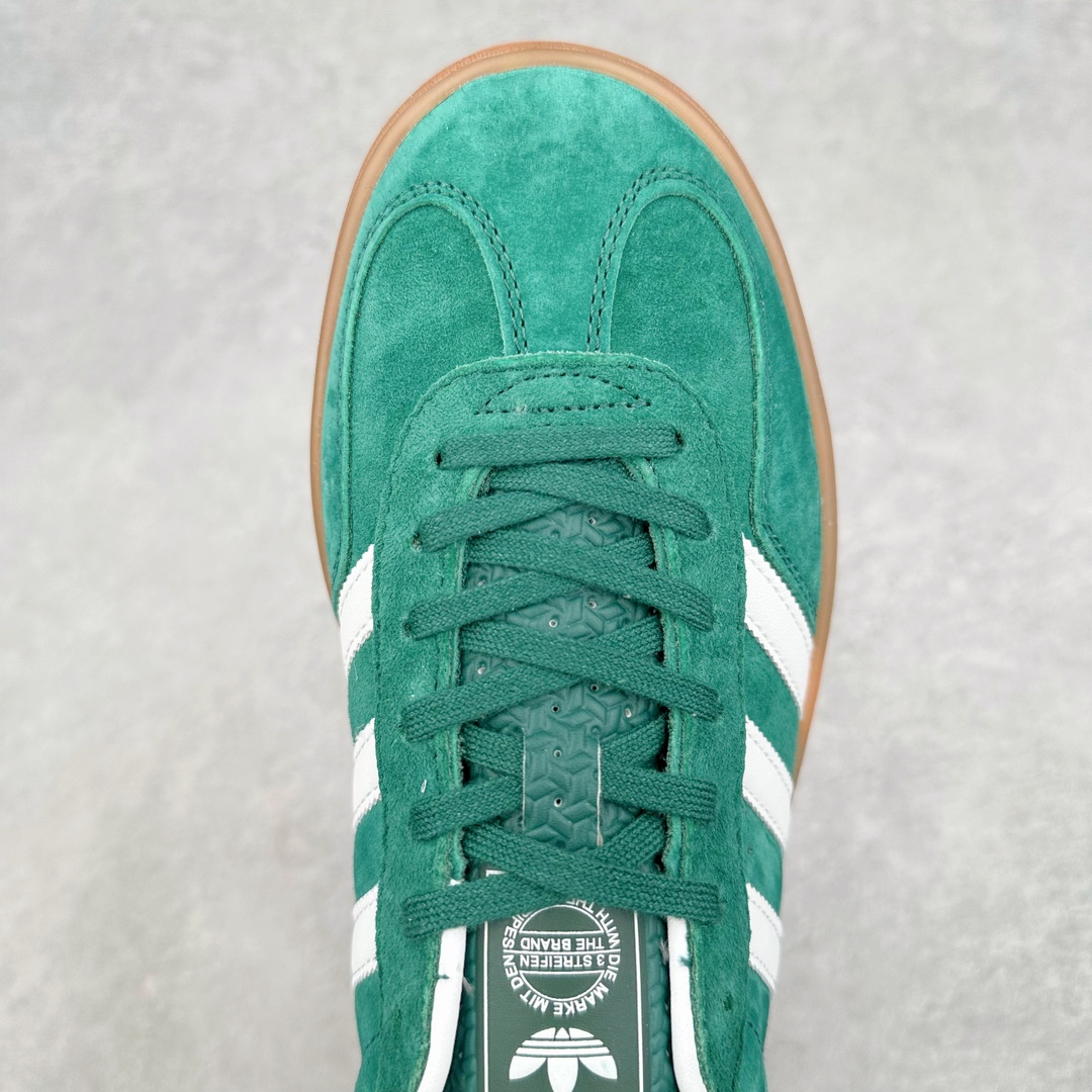 图片[4]-＃VF AD Original Gazelle Indoor Trainers 瞪羚室内鞋系列低帮复古百搭休闲运动德训风板鞋 IG1596 平台特供批次 原厂定制长毛翻毛皮组合环保纤维革鞋面材质 内置环保海玻璃鞋垫 外置RB橡胶大底 产品品控稳定性领先行业 原厂全套原楦原纸板冲刀磨具开发 原厂皮料加持 原厂港宝加持定型后跟R度完美 将复古进行到底 简约流畅 三十年不变经典 这款Gazelle运动鞋 无论面料、配色、质感或设计 都只在重现其1991年原款的经典 皮革鞋面 撞色三条纹和鞋跟标的设计 力求呈现90年代的经典复古风潮 Samba火热的同时 也带动了其它的复古鞋型 Gazelle便是其中一只 Gazelle Indoor拥有包边更宽的T字型鞋头 更好的保护运动员的前掌 浓浓的复古氛围感 非常适合现在流行的Cleanfit风格 尺码：35.5 36 36.5 37.5 38 38.5 39 40 40.5 41 42 42.5 43 44 44.5 45 46-选品中心