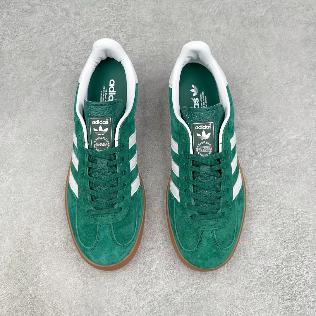 图片[2]-＃VF AD Original Gazelle Indoor Trainers 瞪羚室内鞋系列低帮复古百搭休闲运动德训风板鞋 IG1596 平台特供批次 原厂定制长毛翻毛皮组合环保纤维革鞋面材质 内置环保海玻璃鞋垫 外置RB橡胶大底 产品品控稳定性领先行业 原厂全套原楦原纸板冲刀磨具开发 原厂皮料加持 原厂港宝加持定型后跟R度完美 将复古进行到底 简约流畅 三十年不变经典 这款Gazelle运动鞋 无论面料、配色、质感或设计 都只在重现其1991年原款的经典 皮革鞋面 撞色三条纹和鞋跟标的设计 力求呈现90年代的经典复古风潮 Samba火热的同时 也带动了其它的复古鞋型 Gazelle便是其中一只 Gazelle Indoor拥有包边更宽的T字型鞋头 更好的保护运动员的前掌 浓浓的复古氛围感 非常适合现在流行的Cleanfit风格 尺码：35.5 36 36.5 37.5 38 38.5 39 40 40.5 41 42 42.5 43 44 44.5 45 46-选品中心