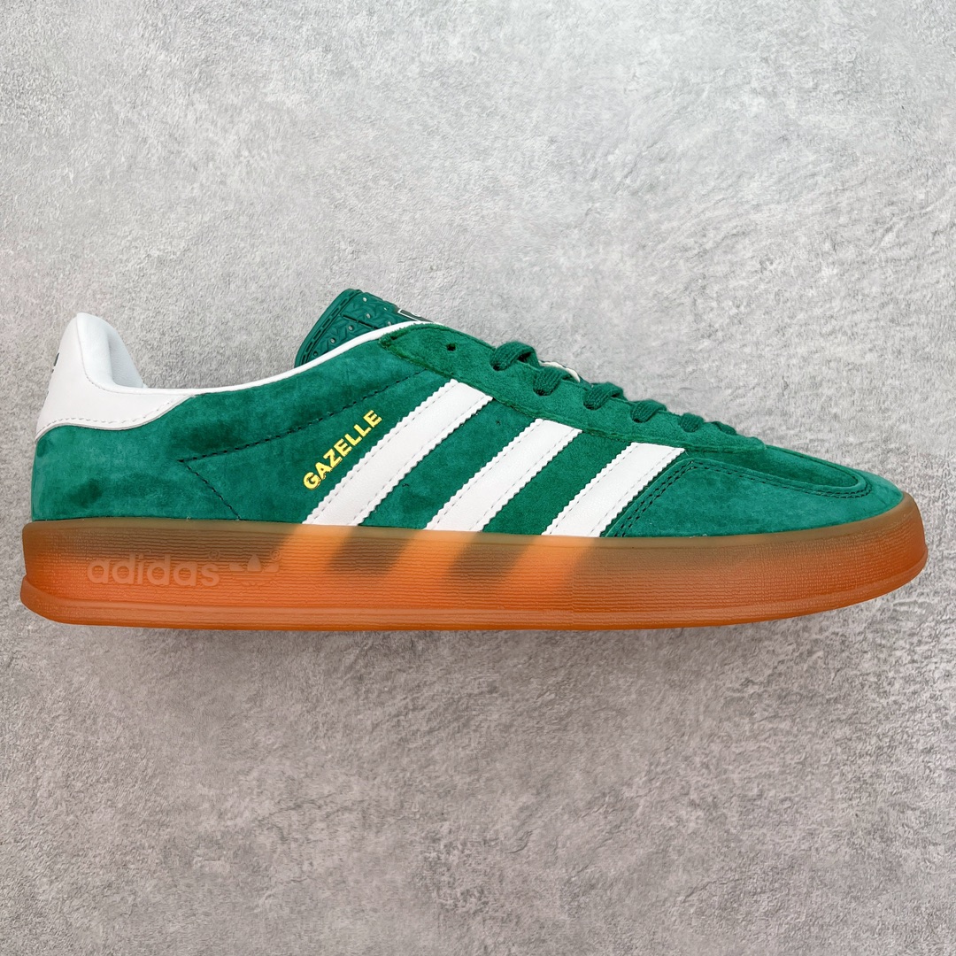 ＃VF AD Original Gazelle Indoor Trainers 瞪羚室内鞋系列低帮复古百搭休闲运动德训风板鞋 IG1596 平台特供批次 原厂定制长毛翻毛皮组合环保纤维革鞋面材质 内置环保海玻璃鞋垫 外置RB橡胶大底 产品品控稳定性领先行业 原厂全套原楦原纸板冲刀磨具开发 原厂皮料加持 原厂港宝加持定型后跟R度完美 将复古进行到底 简约流畅 三十年不变经典 这款Gazelle运动鞋 无论面料、配色、质感或设计 都只在重现其1991年原款的经典 皮革鞋面 撞色三条纹和鞋跟标的设计 力求呈现90年代的经典复古风潮 Samba火热的同时 也带动了其它的复古鞋型 Gazelle便是其中一只 Gazelle Indoor拥有包边更宽的T字型鞋头 更好的保护运动员的前掌 浓浓的复古氛围感 非常适合现在流行的Cleanfit风格 尺码：35.5 36 36.5 37.5 38 38.5 39 40 40.5 41 42 42.5 43 44 44.5 45 46-选品中心
