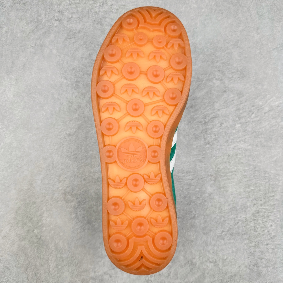 图片[9]-＃VF AD Original Gazelle Indoor Trainers 瞪羚室内鞋系列低帮复古百搭休闲运动德训风板鞋 IG1596 平台特供批次 原厂定制长毛翻毛皮组合环保纤维革鞋面材质 内置环保海玻璃鞋垫 外置RB橡胶大底 产品品控稳定性领先行业 原厂全套原楦原纸板冲刀磨具开发 原厂皮料加持 原厂港宝加持定型后跟R度完美 将复古进行到底 简约流畅 三十年不变经典 这款Gazelle运动鞋 无论面料、配色、质感或设计 都只在重现其1991年原款的经典 皮革鞋面 撞色三条纹和鞋跟标的设计 力求呈现90年代的经典复古风潮 Samba火热的同时 也带动了其它的复古鞋型 Gazelle便是其中一只 Gazelle Indoor拥有包边更宽的T字型鞋头 更好的保护运动员的前掌 浓浓的复古氛围感 非常适合现在流行的Cleanfit风格 尺码：35.5 36 36.5 37.5 38 38.5 39 40 40.5 41 42 42.5 43 44 44.5 45 46-选品中心