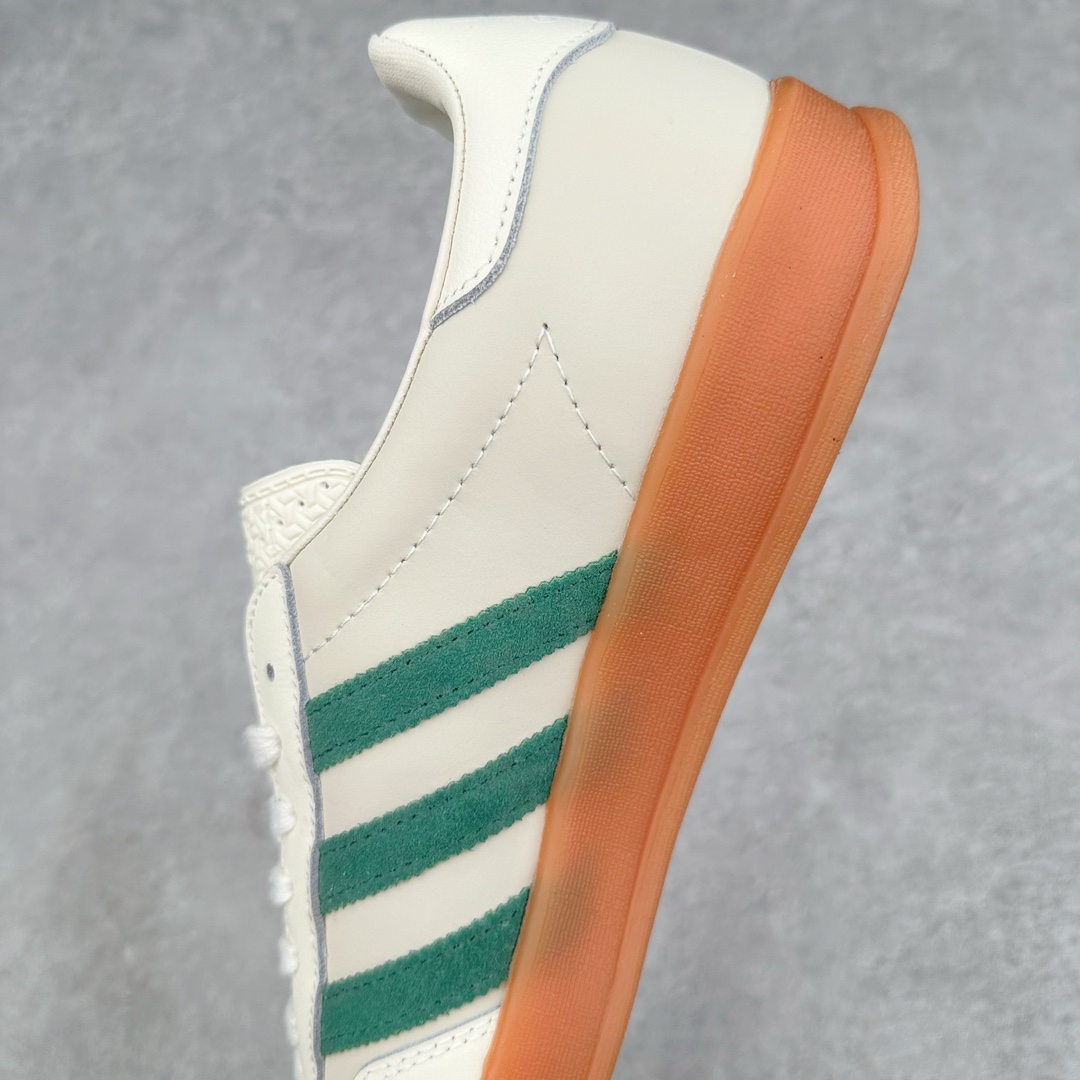 图片[7]-＃VF AD Original Gazelle Indoor Trainers 瞪羚室内鞋系列低帮复古百搭休闲运动德训风板鞋 ID2567 平台特供批次 原厂定制长毛翻毛皮组合环保纤维革鞋面材质 内置环保海玻璃鞋垫 外置RB橡胶大底 产品品控稳定性领先行业 原厂全套原楦原纸板冲刀磨具开发 原厂皮料加持 原厂港宝加持定型后跟R度完美 将复古进行到底 简约流畅 三十年不变经典 这款Gazelle运动鞋 无论面料、配色、质感或设计 都只在重现其1991年原款的经典 皮革鞋面 撞色三条纹和鞋跟标的设计 力求呈现90年代的经典复古风潮 Samba火热的同时 也带动了其它的复古鞋型 Gazelle便是其中一只 Gazelle Indoor拥有包边更宽的T字型鞋头 更好的保护运动员的前掌 浓浓的复古氛围感 非常适合现在流行的Cleanfit风格 尺码：35.5 36 36.5 37.5 38 38.5 39 40 40.5 41 42 42.5 43 44 44.5 45 46-选品中心