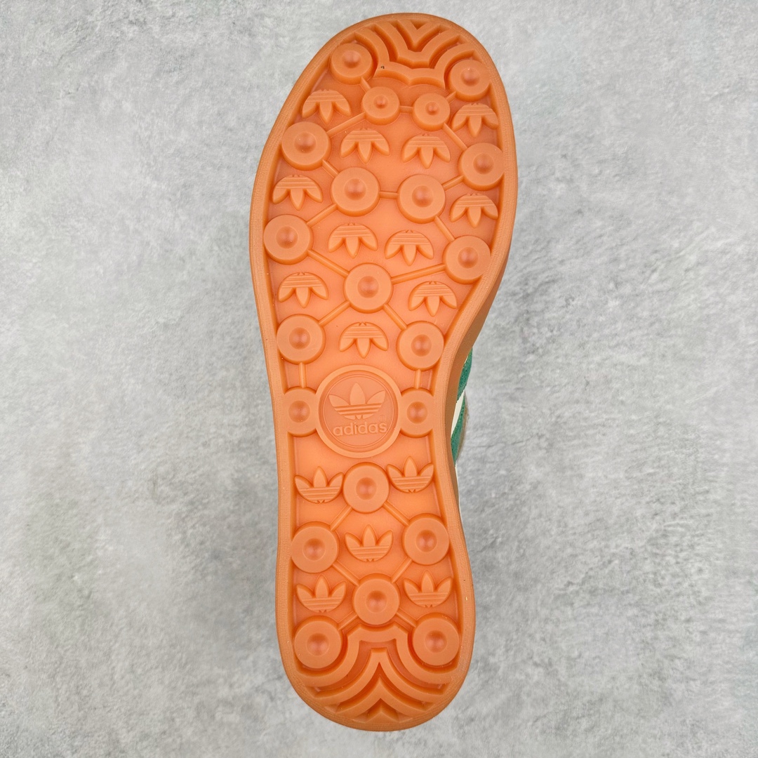 图片[9]-＃VF AD Original Gazelle Indoor Trainers 瞪羚室内鞋系列低帮复古百搭休闲运动德训风板鞋 ID2567 平台特供批次 原厂定制长毛翻毛皮组合环保纤维革鞋面材质 内置环保海玻璃鞋垫 外置RB橡胶大底 产品品控稳定性领先行业 原厂全套原楦原纸板冲刀磨具开发 原厂皮料加持 原厂港宝加持定型后跟R度完美 将复古进行到底 简约流畅 三十年不变经典 这款Gazelle运动鞋 无论面料、配色、质感或设计 都只在重现其1991年原款的经典 皮革鞋面 撞色三条纹和鞋跟标的设计 力求呈现90年代的经典复古风潮 Samba火热的同时 也带动了其它的复古鞋型 Gazelle便是其中一只 Gazelle Indoor拥有包边更宽的T字型鞋头 更好的保护运动员的前掌 浓浓的复古氛围感 非常适合现在流行的Cleanfit风格 尺码：35.5 36 36.5 37.5 38 38.5 39 40 40.5 41 42 42.5 43 44 44.5 45 46-选品中心