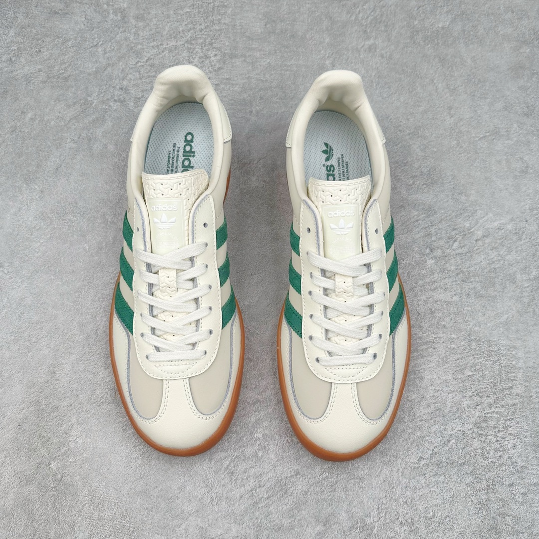 图片[2]-＃VF AD Original Gazelle Indoor Trainers 瞪羚室内鞋系列低帮复古百搭休闲运动德训风板鞋 ID2567 平台特供批次 原厂定制长毛翻毛皮组合环保纤维革鞋面材质 内置环保海玻璃鞋垫 外置RB橡胶大底 产品品控稳定性领先行业 原厂全套原楦原纸板冲刀磨具开发 原厂皮料加持 原厂港宝加持定型后跟R度完美 将复古进行到底 简约流畅 三十年不变经典 这款Gazelle运动鞋 无论面料、配色、质感或设计 都只在重现其1991年原款的经典 皮革鞋面 撞色三条纹和鞋跟标的设计 力求呈现90年代的经典复古风潮 Samba火热的同时 也带动了其它的复古鞋型 Gazelle便是其中一只 Gazelle Indoor拥有包边更宽的T字型鞋头 更好的保护运动员的前掌 浓浓的复古氛围感 非常适合现在流行的Cleanfit风格 尺码：35.5 36 36.5 37.5 38 38.5 39 40 40.5 41 42 42.5 43 44 44.5 45 46-选品中心