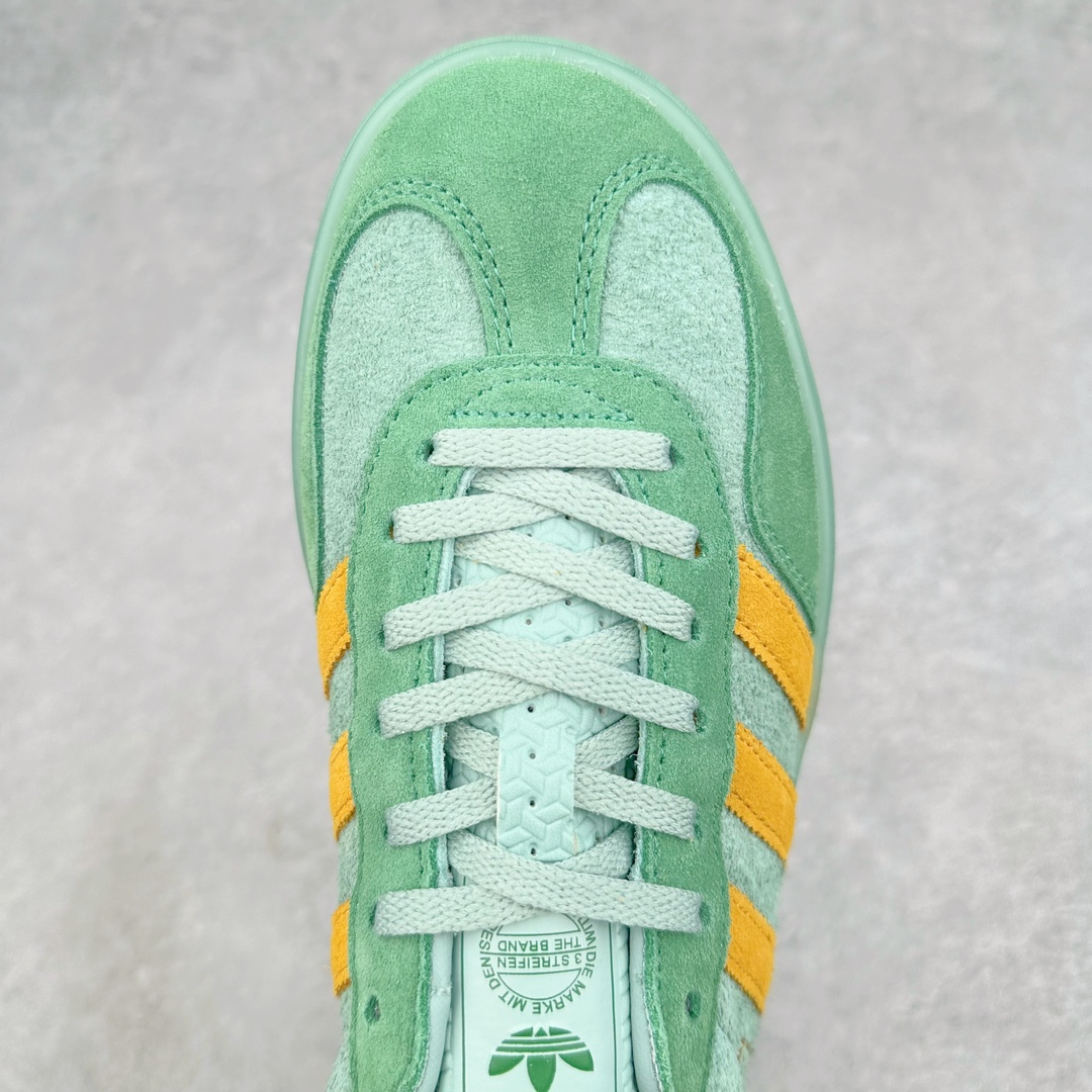 图片[4]-💰140 ＃VF AD Original Gazelle Indoor Trainers 瞪羚室内鞋系列低帮复古百搭休闲运动德训风板鞋 IG6783 平台特供批次 原厂定制长毛翻毛皮组合环保纤维革鞋面材质 内置环保海玻璃鞋垫 外置RB橡胶大底 产品品控稳定性领先行业 原厂全套原楦原纸板冲刀磨具开发 原厂皮料加持 原厂港宝加持定型后跟R度完美 将复古进行到底 简约流畅 三十年不变经典 这款Gazelle运动鞋 无论面料、配色、质感或设计 都只在重现其1991年原款的经典 皮革鞋面 撞色三条纹和鞋跟标的设计 力求呈现90年代的经典复古风潮 Samba火热的同时 也带动了其它的复古鞋型 Gazelle便是其中一只 Gazelle Indoor拥有包边更宽的T字型鞋头 更好的保护运动员的前掌 浓浓的复古氛围感 非常适合现在流行的Cleanfit风格 SIZE：35.5 36 36.5 37.5 38 38.5 39 40 40.5 41 42 42.5 43 44 44.5 45 46 编码：Xby2936010-运动鞋