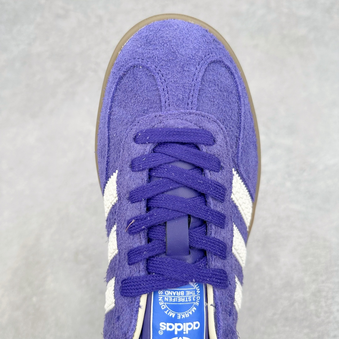 图片[4]-💰140 ＃VF AD Original Gazelle Indoor Trainers 瞪羚室内鞋系列低帮复古百搭休闲运动德训风板鞋 IF1806 平台特供批次 原厂定制长毛翻毛皮组合环保纤维革鞋面材质 内置环保海玻璃鞋垫 外置RB橡胶大底 产品品控稳定性领先行业 原厂全套原楦原纸板冲刀磨具开发 原厂皮料加持 原厂港宝加持定型后跟R度完美 将复古进行到底 简约流畅 三十年不变经典 这款Gazelle运动鞋 无论面料、配色、质感或设计 都只在重现其1991年原款的经典 皮革鞋面 撞色三条纹和鞋跟标的设计 力求呈现90年代的经典复古风潮 Samba火热的同时 也带动了其它的复古鞋型 Gazelle便是其中一只 Gazelle Indoor拥有包边更宽的T字型鞋头 更好的保护运动员的前掌 浓浓的复古氛围感 非常适合现在流行的Cleanfit风格 SIZE：35.5 36 36.5 37.5 38 38.5 39 40 40.5 41 42 42.5 43 44 44.5 45 编码：Xby2936010-运动鞋