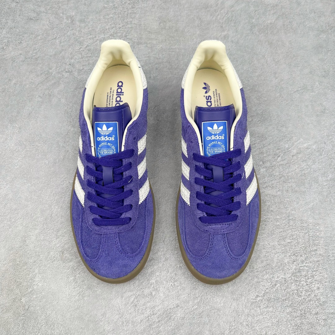 图片[2]-💰140 ＃VF AD Original Gazelle Indoor Trainers 瞪羚室内鞋系列低帮复古百搭休闲运动德训风板鞋 IF1806 平台特供批次 原厂定制长毛翻毛皮组合环保纤维革鞋面材质 内置环保海玻璃鞋垫 外置RB橡胶大底 产品品控稳定性领先行业 原厂全套原楦原纸板冲刀磨具开发 原厂皮料加持 原厂港宝加持定型后跟R度完美 将复古进行到底 简约流畅 三十年不变经典 这款Gazelle运动鞋 无论面料、配色、质感或设计 都只在重现其1991年原款的经典 皮革鞋面 撞色三条纹和鞋跟标的设计 力求呈现90年代的经典复古风潮 Samba火热的同时 也带动了其它的复古鞋型 Gazelle便是其中一只 Gazelle Indoor拥有包边更宽的T字型鞋头 更好的保护运动员的前掌 浓浓的复古氛围感 非常适合现在流行的Cleanfit风格 SIZE：35.5 36 36.5 37.5 38 38.5 39 40 40.5 41 42 42.5 43 44 44.5 45 编码：Xby2936010-运动鞋