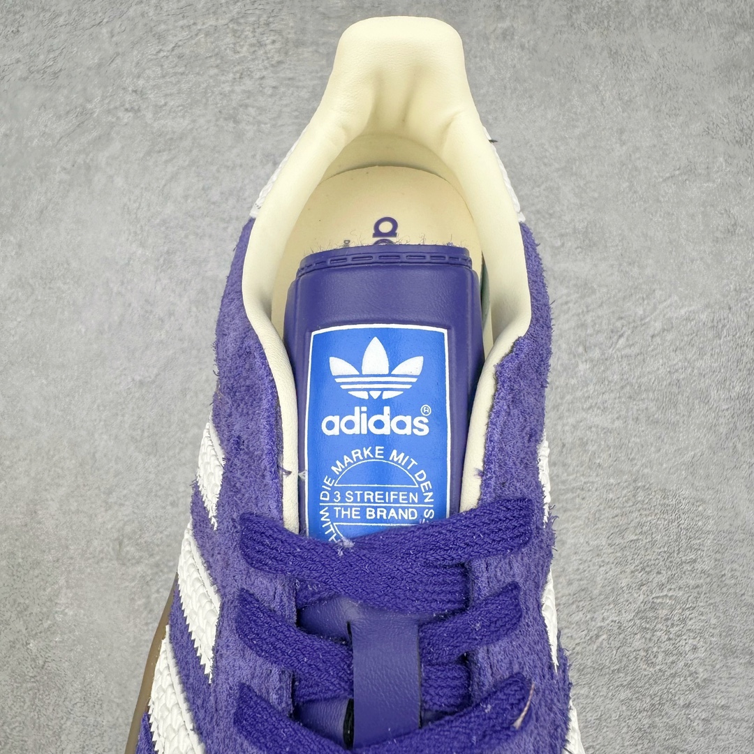 图片[5]-💰140 ＃VF AD Original Gazelle Indoor Trainers 瞪羚室内鞋系列低帮复古百搭休闲运动德训风板鞋 IF1806 平台特供批次 原厂定制长毛翻毛皮组合环保纤维革鞋面材质 内置环保海玻璃鞋垫 外置RB橡胶大底 产品品控稳定性领先行业 原厂全套原楦原纸板冲刀磨具开发 原厂皮料加持 原厂港宝加持定型后跟R度完美 将复古进行到底 简约流畅 三十年不变经典 这款Gazelle运动鞋 无论面料、配色、质感或设计 都只在重现其1991年原款的经典 皮革鞋面 撞色三条纹和鞋跟标的设计 力求呈现90年代的经典复古风潮 Samba火热的同时 也带动了其它的复古鞋型 Gazelle便是其中一只 Gazelle Indoor拥有包边更宽的T字型鞋头 更好的保护运动员的前掌 浓浓的复古氛围感 非常适合现在流行的Cleanfit风格 SIZE：35.5 36 36.5 37.5 38 38.5 39 40 40.5 41 42 42.5 43 44 44.5 45 编码：Xby2936010-运动鞋