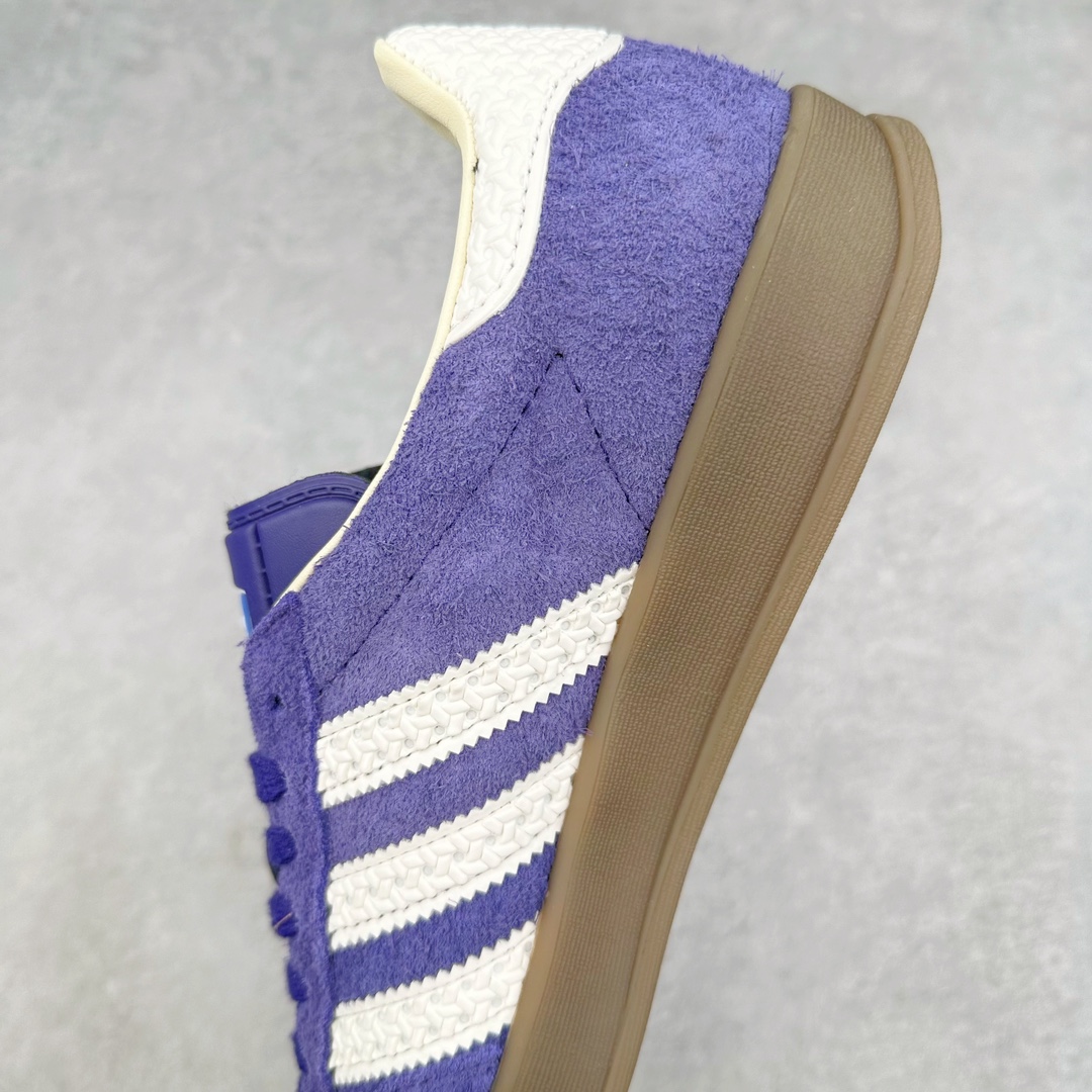 图片[7]-💰140 ＃VF AD Original Gazelle Indoor Trainers 瞪羚室内鞋系列低帮复古百搭休闲运动德训风板鞋 IF1806 平台特供批次 原厂定制长毛翻毛皮组合环保纤维革鞋面材质 内置环保海玻璃鞋垫 外置RB橡胶大底 产品品控稳定性领先行业 原厂全套原楦原纸板冲刀磨具开发 原厂皮料加持 原厂港宝加持定型后跟R度完美 将复古进行到底 简约流畅 三十年不变经典 这款Gazelle运动鞋 无论面料、配色、质感或设计 都只在重现其1991年原款的经典 皮革鞋面 撞色三条纹和鞋跟标的设计 力求呈现90年代的经典复古风潮 Samba火热的同时 也带动了其它的复古鞋型 Gazelle便是其中一只 Gazelle Indoor拥有包边更宽的T字型鞋头 更好的保护运动员的前掌 浓浓的复古氛围感 非常适合现在流行的Cleanfit风格 SIZE：35.5 36 36.5 37.5 38 38.5 39 40 40.5 41 42 42.5 43 44 44.5 45 编码：Xby2936010-运动鞋