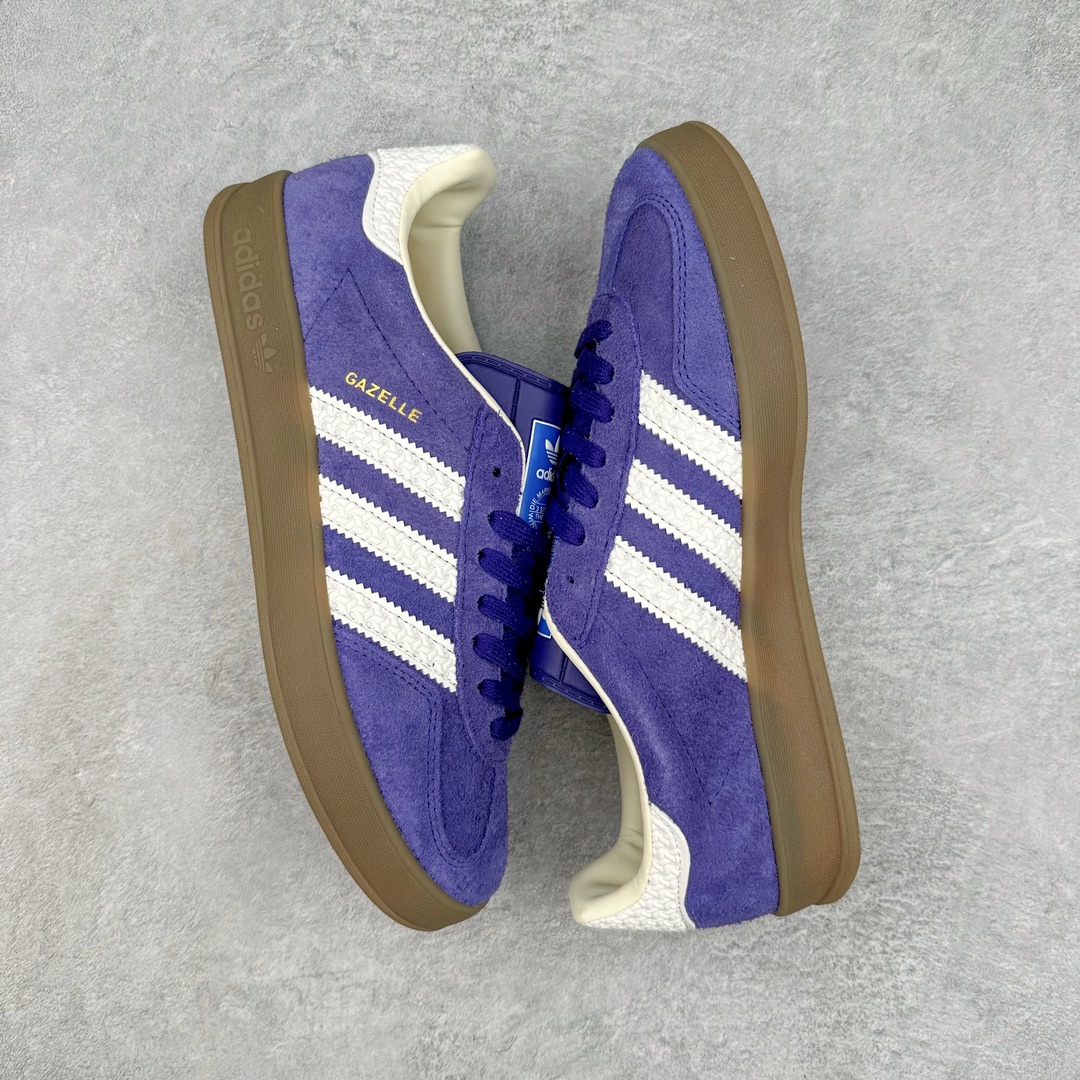 图片[3]-💰140 ＃VF AD Original Gazelle Indoor Trainers 瞪羚室内鞋系列低帮复古百搭休闲运动德训风板鞋 IF1806 平台特供批次 原厂定制长毛翻毛皮组合环保纤维革鞋面材质 内置环保海玻璃鞋垫 外置RB橡胶大底 产品品控稳定性领先行业 原厂全套原楦原纸板冲刀磨具开发 原厂皮料加持 原厂港宝加持定型后跟R度完美 将复古进行到底 简约流畅 三十年不变经典 这款Gazelle运动鞋 无论面料、配色、质感或设计 都只在重现其1991年原款的经典 皮革鞋面 撞色三条纹和鞋跟标的设计 力求呈现90年代的经典复古风潮 Samba火热的同时 也带动了其它的复古鞋型 Gazelle便是其中一只 Gazelle Indoor拥有包边更宽的T字型鞋头 更好的保护运动员的前掌 浓浓的复古氛围感 非常适合现在流行的Cleanfit风格 SIZE：35.5 36 36.5 37.5 38 38.5 39 40 40.5 41 42 42.5 43 44 44.5 45 编码：Xby2936010-运动鞋