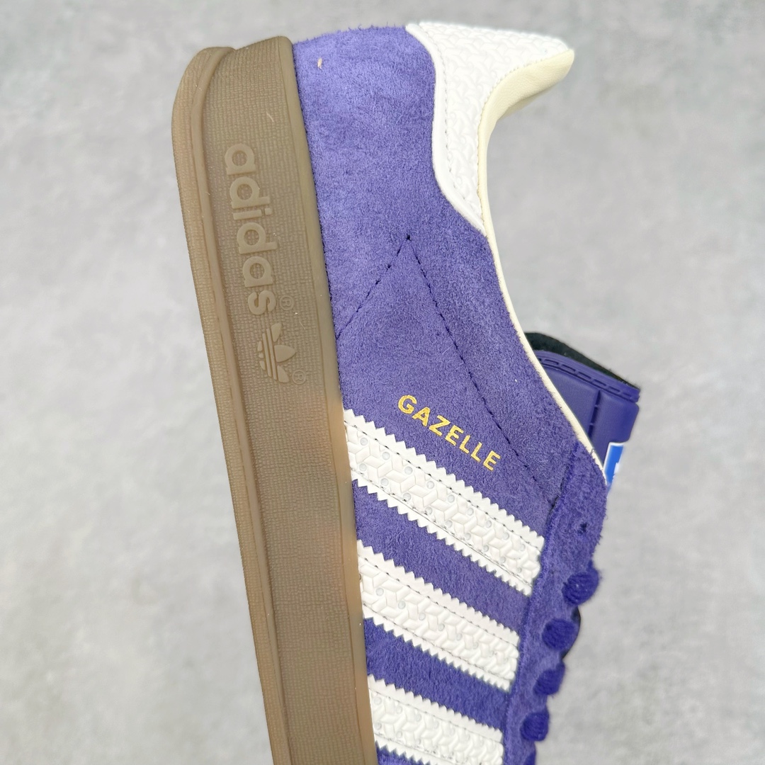 图片[6]-💰140 ＃VF AD Original Gazelle Indoor Trainers 瞪羚室内鞋系列低帮复古百搭休闲运动德训风板鞋 IF1806 平台特供批次 原厂定制长毛翻毛皮组合环保纤维革鞋面材质 内置环保海玻璃鞋垫 外置RB橡胶大底 产品品控稳定性领先行业 原厂全套原楦原纸板冲刀磨具开发 原厂皮料加持 原厂港宝加持定型后跟R度完美 将复古进行到底 简约流畅 三十年不变经典 这款Gazelle运动鞋 无论面料、配色、质感或设计 都只在重现其1991年原款的经典 皮革鞋面 撞色三条纹和鞋跟标的设计 力求呈现90年代的经典复古风潮 Samba火热的同时 也带动了其它的复古鞋型 Gazelle便是其中一只 Gazelle Indoor拥有包边更宽的T字型鞋头 更好的保护运动员的前掌 浓浓的复古氛围感 非常适合现在流行的Cleanfit风格 SIZE：35.5 36 36.5 37.5 38 38.5 39 40 40.5 41 42 42.5 43 44 44.5 45 编码：Xby2936010-运动鞋