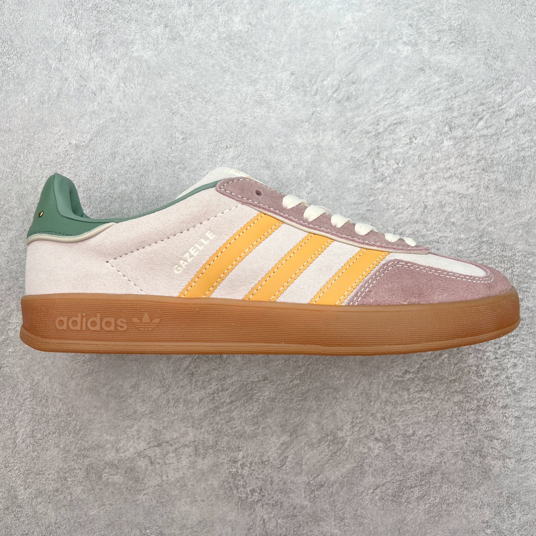 💰140 ＃VF AD Original Gazelle Indoor Trainers 瞪羚室内鞋系列低帮复古百搭休闲运动德训风板鞋 ID1007 平台特供批次 原厂定制长毛翻毛皮组合环保纤维革鞋面材质 内置环保海玻璃鞋垫 外置RB橡胶大底 产品品控稳定性领先行业 原厂全套原楦原纸板冲刀磨具开发 原厂皮料加持 原厂港宝加持定型后跟R度完美 将复古进行到底 简约流畅 三十年不变经典 这款Gazelle运动鞋 无论面料、配色、质感或设计 都只在重现其1991年原款的经典 皮革鞋面 撞色三条纹和鞋跟标的设计 力求呈现90年代的经典复古风潮 Samba火热的同时 也带动了其它的复古鞋型 Gazelle便是其中一只 Gazelle Indoor拥有包边更宽的T字型鞋头 更好的保护运动员的前掌 浓浓的复古氛围感 非常适合现在流行的Cleanfit风格 SIZE：35.5 36 36.5 37.5 38 38.5 39 40 40.5 41 42 42.5 43 44 44.5 45 编码：Xby2936010-运动鞋