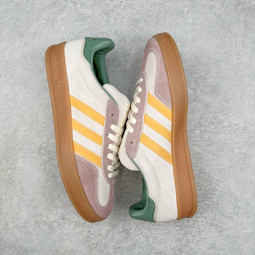 图片[3]-💰140 ＃VF AD Original Gazelle Indoor Trainers 瞪羚室内鞋系列低帮复古百搭休闲运动德训风板鞋 ID1007 平台特供批次 原厂定制长毛翻毛皮组合环保纤维革鞋面材质 内置环保海玻璃鞋垫 外置RB橡胶大底 产品品控稳定性领先行业 原厂全套原楦原纸板冲刀磨具开发 原厂皮料加持 原厂港宝加持定型后跟R度完美 将复古进行到底 简约流畅 三十年不变经典 这款Gazelle运动鞋 无论面料、配色、质感或设计 都只在重现其1991年原款的经典 皮革鞋面 撞色三条纹和鞋跟标的设计 力求呈现90年代的经典复古风潮 Samba火热的同时 也带动了其它的复古鞋型 Gazelle便是其中一只 Gazelle Indoor拥有包边更宽的T字型鞋头 更好的保护运动员的前掌 浓浓的复古氛围感 非常适合现在流行的Cleanfit风格 SIZE：35.5 36 36.5 37.5 38 38.5 39 40 40.5 41 42 42.5 43 44 44.5 45 编码：Xby2936010-运动鞋