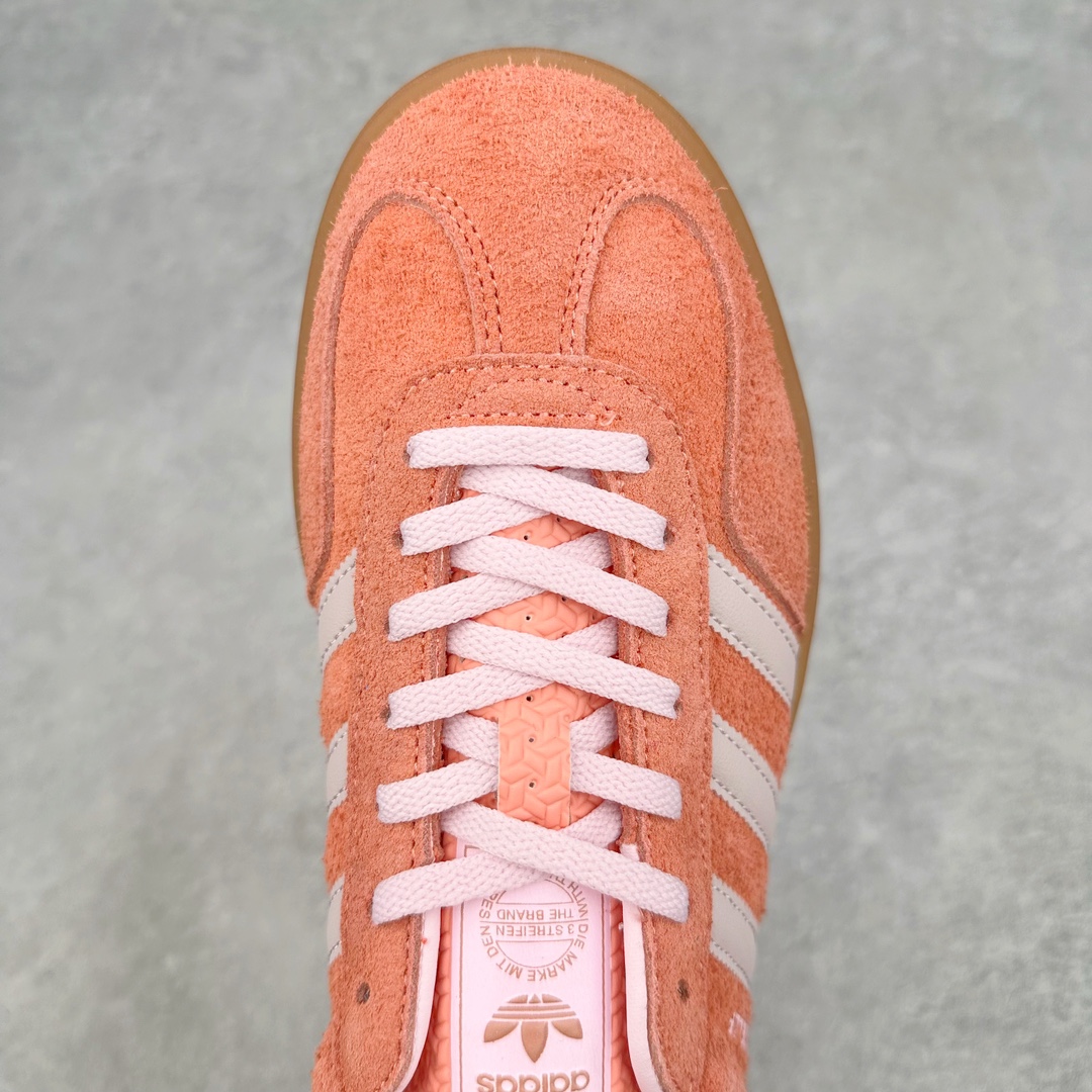 图片[4]-💰140 ＃VF AD Original Gazelle Indoor Trainers 瞪羚室内鞋系列低帮复古百搭休闲运动德训风板鞋 IE2946 平台特供批次 原厂定制长毛翻毛皮组合环保纤维革鞋面材质 内置环保海玻璃鞋垫 外置RB橡胶大底 产品品控稳定性领先行业 原厂全套原楦原纸板冲刀磨具开发 原厂皮料加持 原厂港宝加持定型后跟R度完美 将复古进行到底 简约流畅 三十年不变经典 这款Gazelle运动鞋 无论面料、配色、质感或设计 都只在重现其1991年原款的经典 皮革鞋面 撞色三条纹和鞋跟标的设计 力求呈现90年代的经典复古风潮 Samba火热的同时 也带动了其它的复古鞋型 Gazelle便是其中一只 Gazelle Indoor拥有包边更宽的T字型鞋头 更好的保护运动员的前掌 浓浓的复古氛围感 非常适合现在流行的Cleanfit风格 SIZE：35.5 36 36.5 37.5 38 38.5 39 40 40.5 41 42 42.5 43 44 44.5 45 编码：Xby2936010-运动鞋