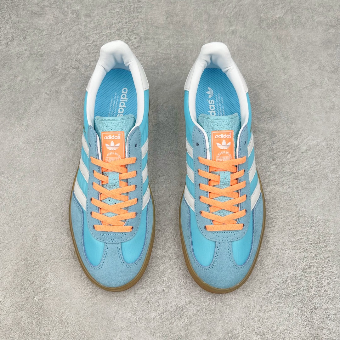 图片[2]-💰140 ＃VF AD Original Gazelle Indoor Trainers 瞪羚室内鞋系列低帮复古百搭休闲运动德训风板鞋 HQ9017 平台特供批次 原厂定制长毛翻毛皮组合环保纤维革鞋面材质 内置环保海玻璃鞋垫 外置RB橡胶大底 产品品控稳定性领先行业 原厂全套原楦原纸板冲刀磨具开发 原厂皮料加持 原厂港宝加持定型后跟R度完美 将复古进行到底 简约流畅 三十年不变经典 这款Gazelle运动鞋 无论面料、配色、质感或设计 都只在重现其1991年原款的经典 皮革鞋面 撞色三条纹和鞋跟标的设计 力求呈现90年代的经典复古风潮 Samba火热的同时 也带动了其它的复古鞋型 Gazelle便是其中一只 Gazelle Indoor拥有包边更宽的T字型鞋头 更好的保护运动员的前掌 浓浓的复古氛围感 非常适合现在流行的Cleanfit风格 SIZE：35.5 36 36.5 37.5 38 38.5 39 40 40.5 41 42 42.5 43 44 44.5 45 编码：Xby2936010-运动鞋