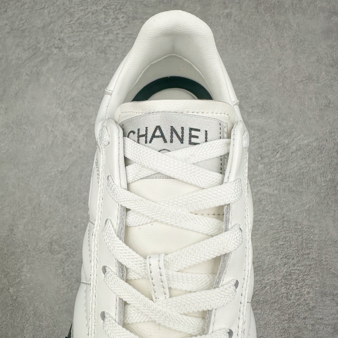 图片[5]-莞产 CHANEL香奈儿 24S德训鞋平底系带圆头菱格风四季休闲百搭款 原版开模 凹凸感超强 线条紧致🎀全新礼盒包装 细节拉满 环保太空革组合呼吸网织布鞋面材质 欧索莱环保去臭环型组合鞋垫 采用进口TPU大底 官方同步2024 最新礼盒包装 尺码：35 36 37 38 39 40-选品中心