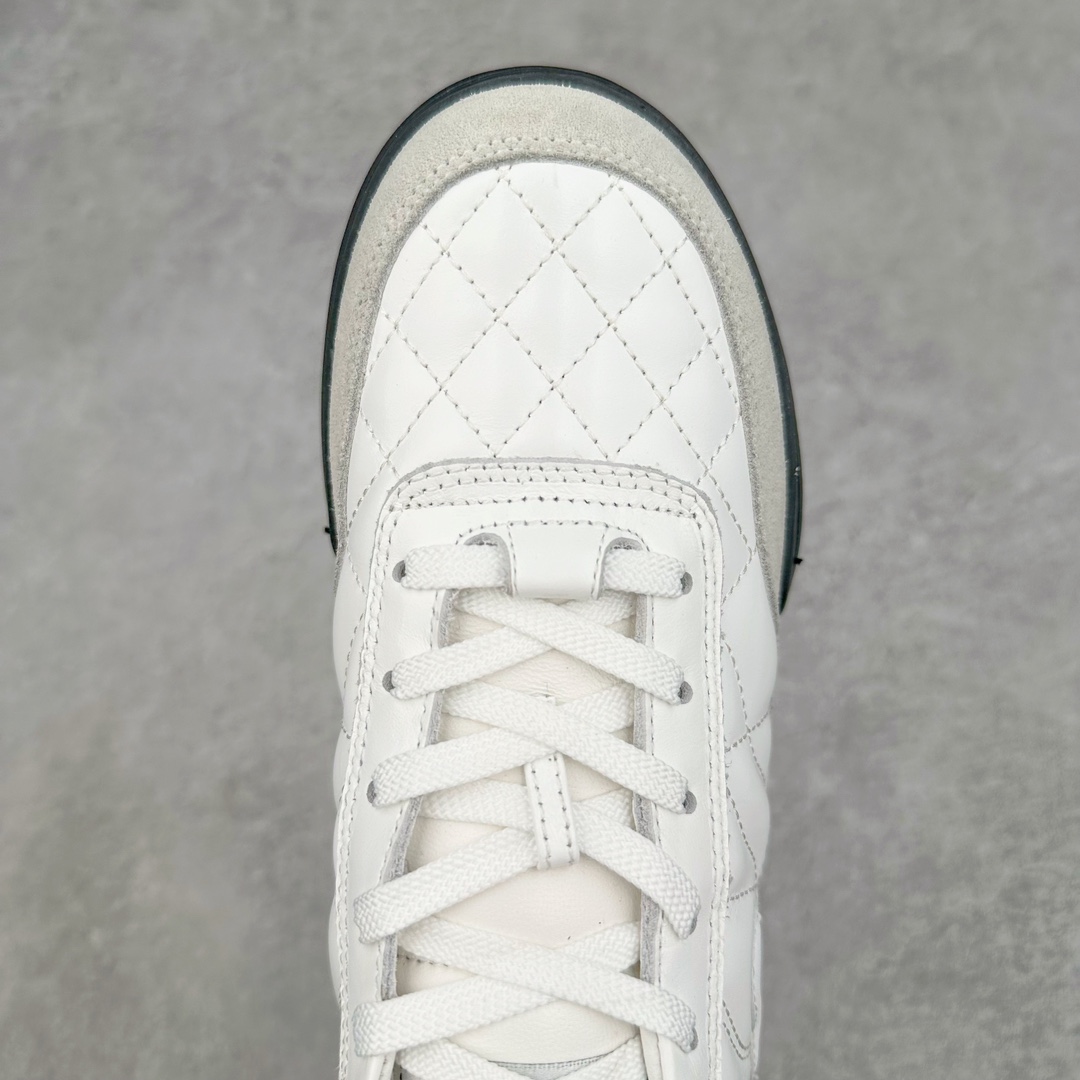 图片[4]-莞产 CHANEL香奈儿 24S德训鞋平底系带圆头菱格风四季休闲百搭款 原版开模 凹凸感超强 线条紧致🎀全新礼盒包装 细节拉满 环保太空革组合呼吸网织布鞋面材质 欧索莱环保去臭环型组合鞋垫 采用进口TPU大底 官方同步2024 最新礼盒包装 尺码：35 36 37 38 39 40-选品中心