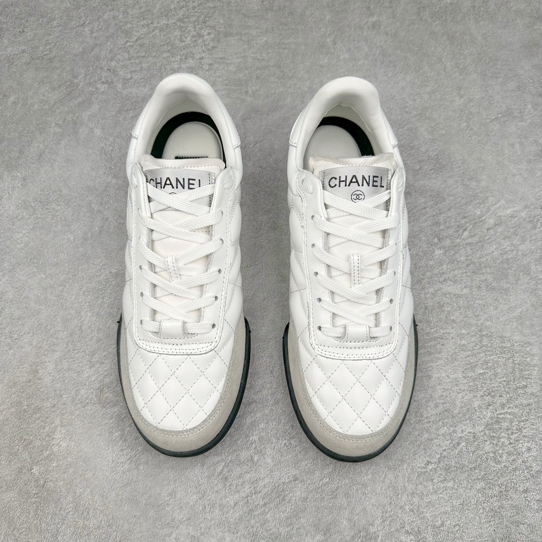 图片[2]-莞产 CHANEL香奈儿 24S德训鞋平底系带圆头菱格风四季休闲百搭款 原版开模 凹凸感超强 线条紧致🎀全新礼盒包装 细节拉满 环保太空革组合呼吸网织布鞋面材质 欧索莱环保去臭环型组合鞋垫 采用进口TPU大底 官方同步2024 最新礼盒包装 尺码：35 36 37 38 39 40-选品中心