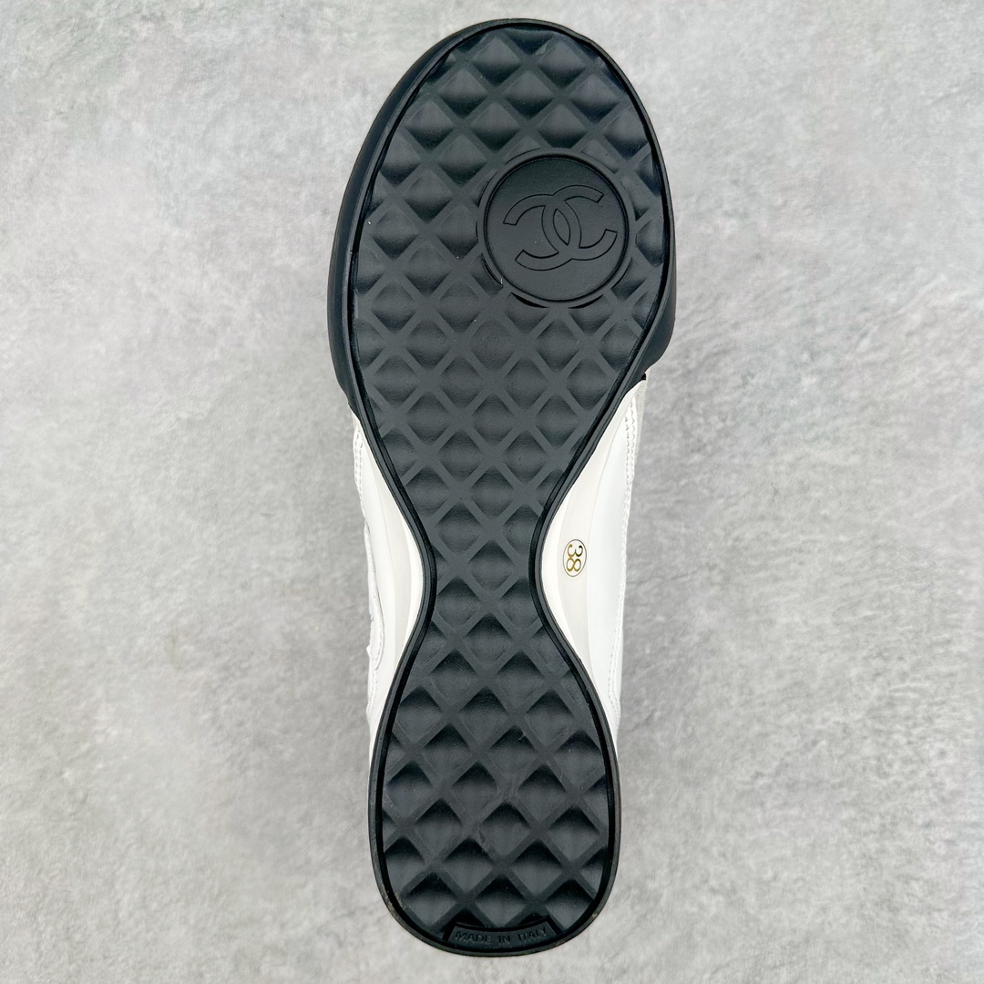 图片[9]-莞产 CHANEL香奈儿 24S德训鞋平底系带圆头菱格风四季休闲百搭款 原版开模 凹凸感超强 线条紧致🎀全新礼盒包装 细节拉满 环保太空革组合呼吸网织布鞋面材质 欧索莱环保去臭环型组合鞋垫 采用进口TPU大底 官方同步2024 最新礼盒包装 尺码：35 36 37 38 39 40-选品中心
