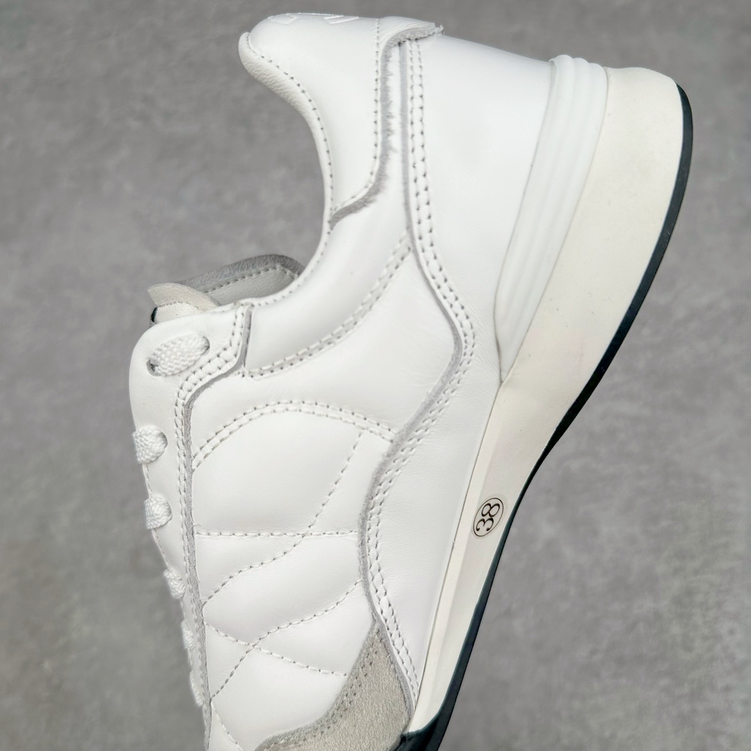 图片[7]-莞产 CHANEL香奈儿 24S德训鞋平底系带圆头菱格风四季休闲百搭款 原版开模 凹凸感超强 线条紧致🎀全新礼盒包装 细节拉满 环保太空革组合呼吸网织布鞋面材质 欧索莱环保去臭环型组合鞋垫 采用进口TPU大底 官方同步2024 最新礼盒包装 尺码：35 36 37 38 39 40-选品中心