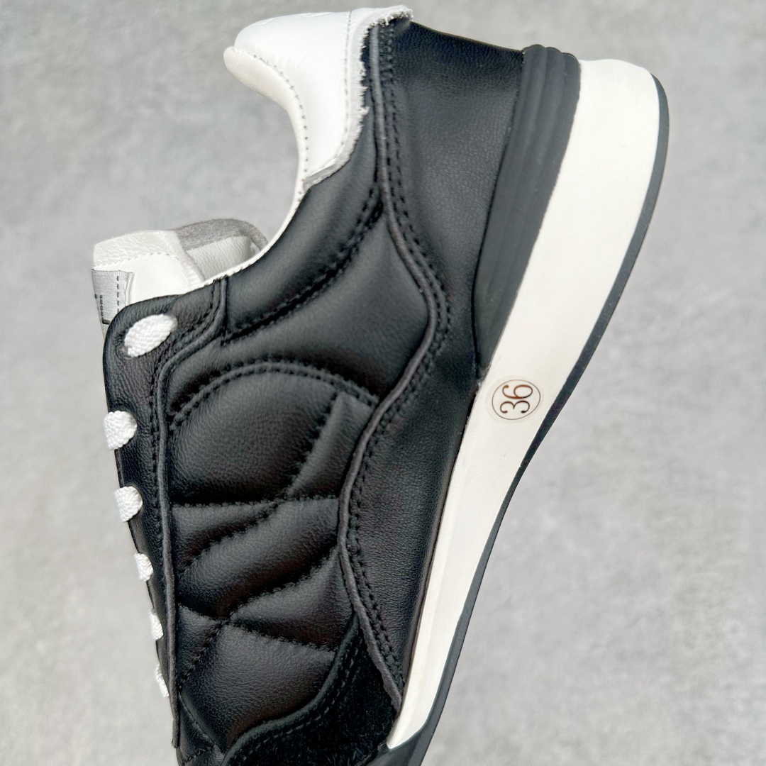 图片[7]-莞产 CHANEL香奈儿 24S德训鞋平底系带圆头菱格风四季休闲百搭款 原版开模 凹凸感超强 线条紧致🎀全新礼盒包装 细节拉满 环保太空革组合呼吸网织布鞋面材质 欧索莱环保去臭环型组合鞋垫 采用进口TPU大底 官方同步2024 最新礼盒包装 尺码：35 36 37 38 39 40-选品中心