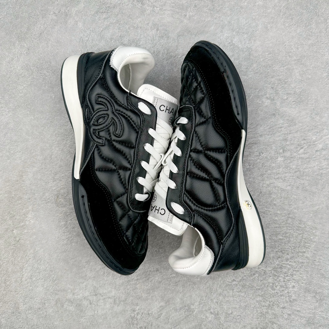 图片[3]-莞产 CHANEL香奈儿 24S德训鞋平底系带圆头菱格风四季休闲百搭款 原版开模 凹凸感超强 线条紧致🎀全新礼盒包装 细节拉满 环保太空革组合呼吸网织布鞋面材质 欧索莱环保去臭环型组合鞋垫 采用进口TPU大底 官方同步2024 最新礼盒包装 尺码：35 36 37 38 39 40-选品中心