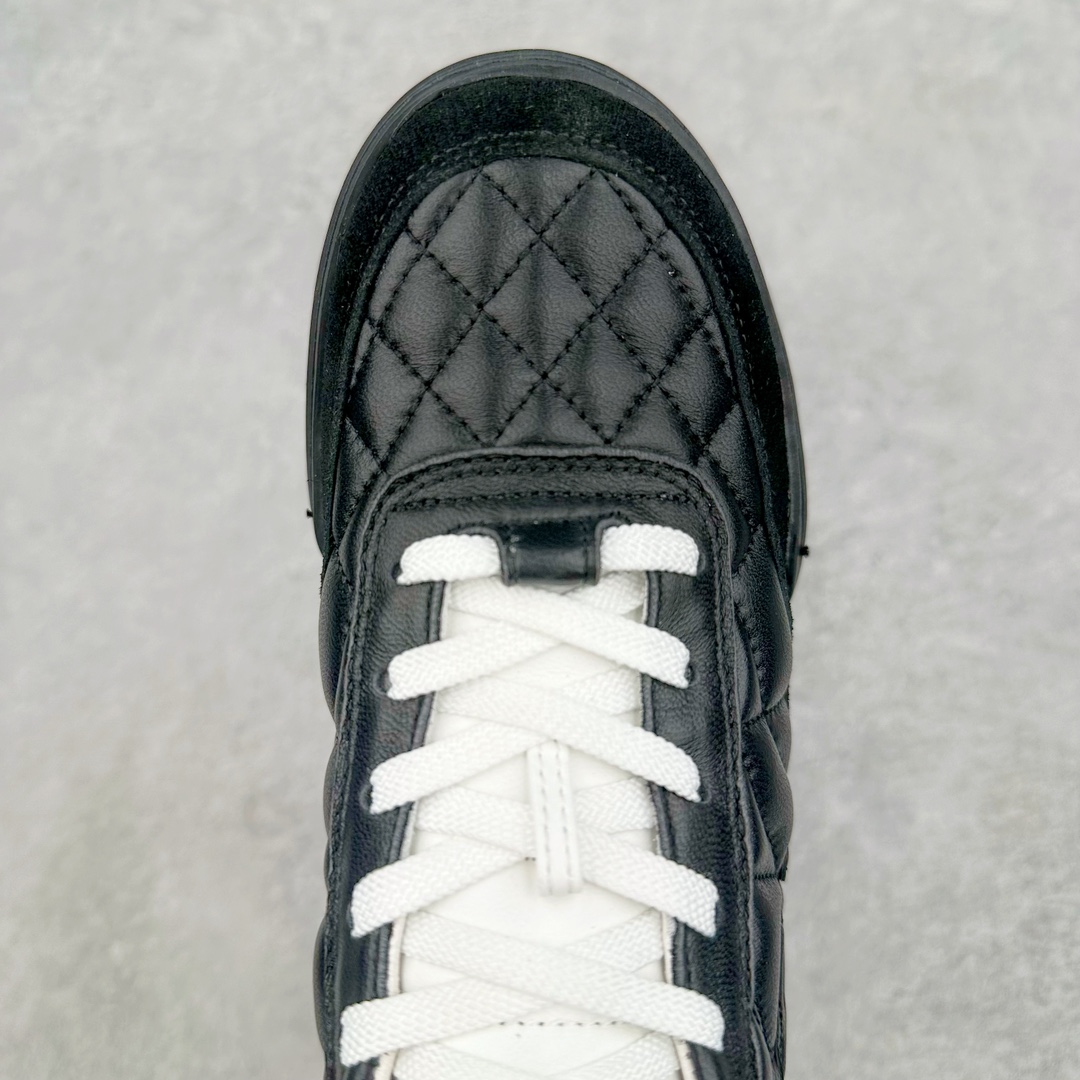 图片[4]-莞产 CHANEL香奈儿 24S德训鞋平底系带圆头菱格风四季休闲百搭款 原版开模 凹凸感超强 线条紧致🎀全新礼盒包装 细节拉满 环保太空革组合呼吸网织布鞋面材质 欧索莱环保去臭环型组合鞋垫 采用进口TPU大底 官方同步2024 最新礼盒包装 尺码：35 36 37 38 39 40-选品中心