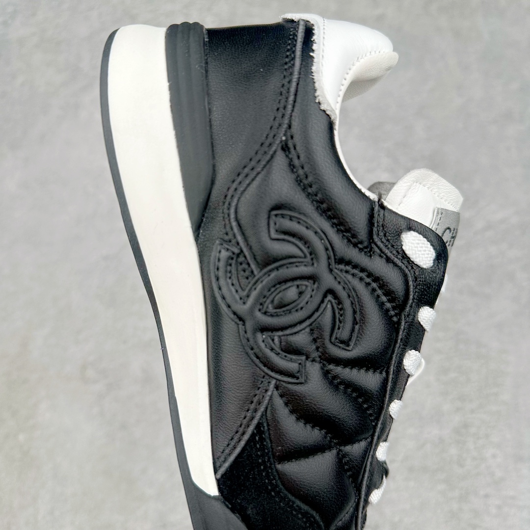 图片[6]-莞产 CHANEL香奈儿 24S德训鞋平底系带圆头菱格风四季休闲百搭款 原版开模 凹凸感超强 线条紧致🎀全新礼盒包装 细节拉满 环保太空革组合呼吸网织布鞋面材质 欧索莱环保去臭环型组合鞋垫 采用进口TPU大底 官方同步2024 最新礼盒包装 尺码：35 36 37 38 39 40-选品中心