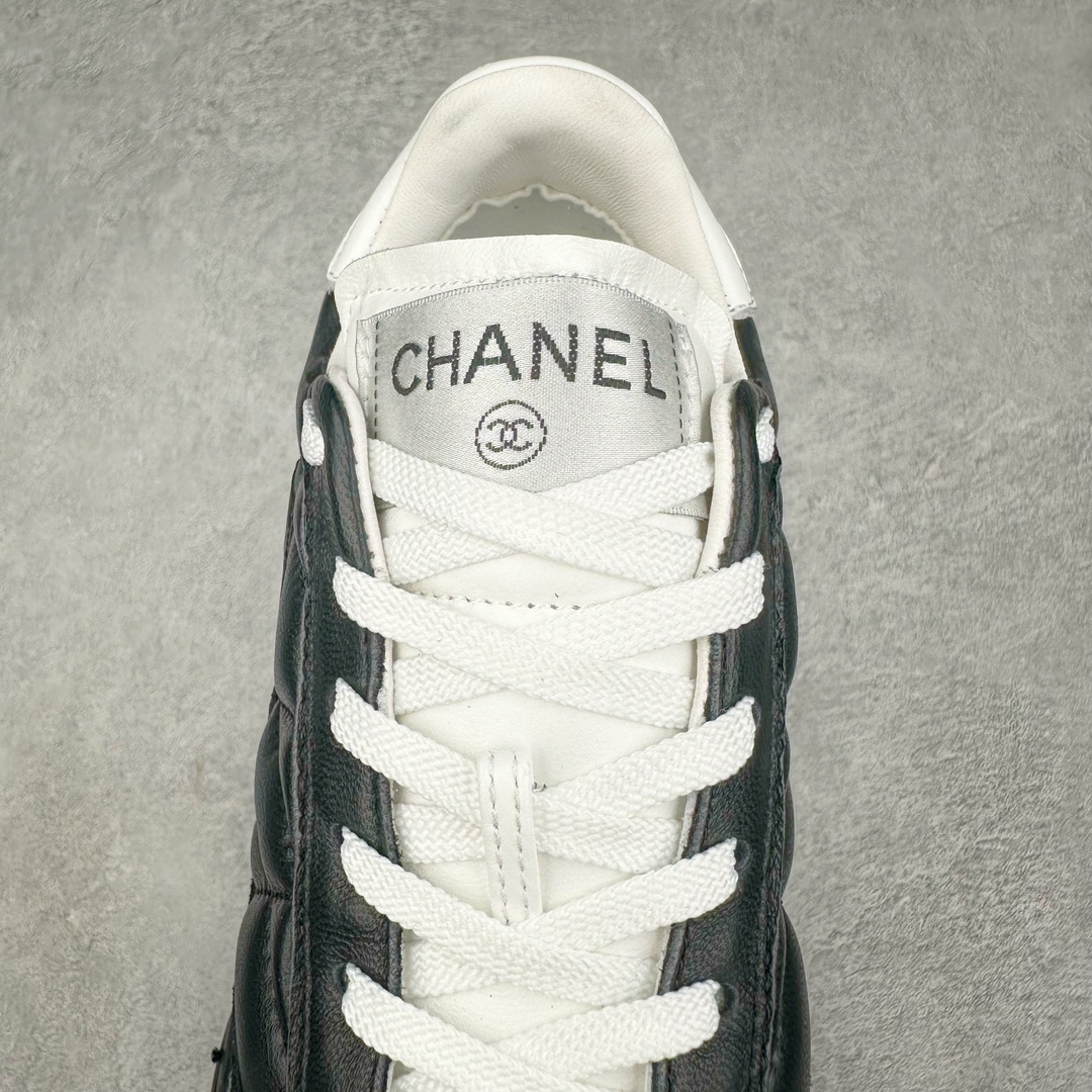 图片[5]-莞产 CHANEL香奈儿 24S德训鞋平底系带圆头菱格风四季休闲百搭款 原版开模 凹凸感超强 线条紧致🎀全新礼盒包装 细节拉满 环保太空革组合呼吸网织布鞋面材质 欧索莱环保去臭环型组合鞋垫 采用进口TPU大底 官方同步2024 最新礼盒包装 尺码：35 36 37 38 39 40-选品中心