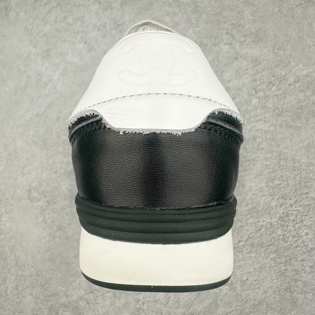 图片[8]-莞产 CHANEL香奈儿 24S德训鞋平底系带圆头菱格风四季休闲百搭款 原版开模 凹凸感超强 线条紧致🎀全新礼盒包装 细节拉满 环保太空革组合呼吸网织布鞋面材质 欧索莱环保去臭环型组合鞋垫 采用进口TPU大底 官方同步2024 最新礼盒包装 尺码：35 36 37 38 39 40-选品中心