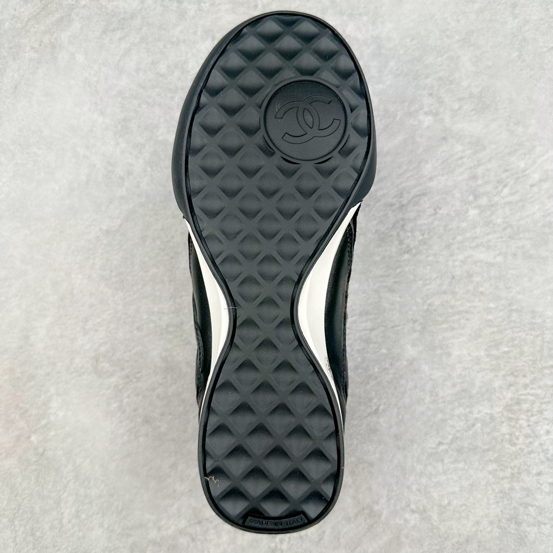 图片[9]-莞产 CHANEL香奈儿 24S德训鞋平底系带圆头菱格风四季休闲百搭款 原版开模 凹凸感超强 线条紧致🎀全新礼盒包装 细节拉满 环保太空革组合呼吸网织布鞋面材质 欧索莱环保去臭环型组合鞋垫 采用进口TPU大底 官方同步2024 最新礼盒包装 尺码：35 36 37 38 39 40-选品中心