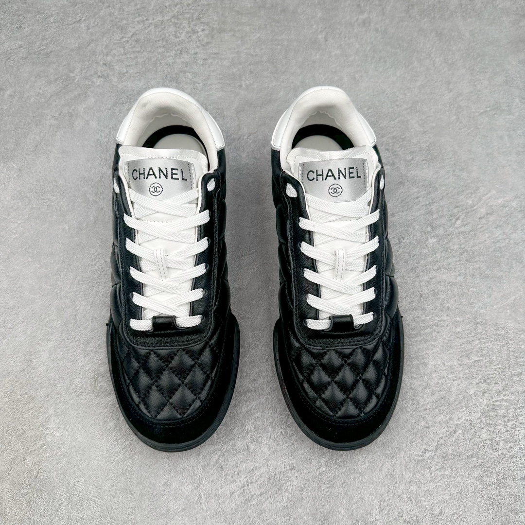 图片[2]-莞产 CHANEL香奈儿 24S德训鞋平底系带圆头菱格风四季休闲百搭款 原版开模 凹凸感超强 线条紧致🎀全新礼盒包装 细节拉满 环保太空革组合呼吸网织布鞋面材质 欧索莱环保去臭环型组合鞋垫 采用进口TPU大底 官方同步2024 最新礼盒包装 尺码：35 36 37 38 39 40-选品中心