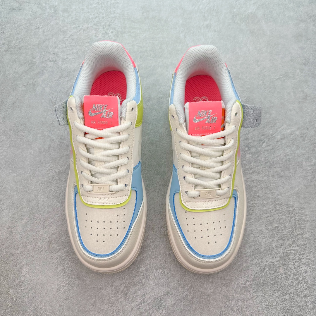 图片[2]-NK WMNS Air Force 1 Shadow 全新少女系解构主义设计 空军一号马卡龙板鞋 鞋款以“双重swoosh标志叠加”为特色，在细节上呈现多层次的设计。以大胆的设计手法，重新演绎这些非凡而鲜明的经典元素，将它们以前卫又优雅的方式突显出来。在各种标志性特征之外又呈现新鲜设计。每一款新作都以女性受众为设计考量，承袭The 1s Reimagined女子鞋款之强势力量，同时坚定一个信念：真正的经典，是在不断的超越与重塑中延续的。尺码：35.5 36 36.5 37.5 38 38.5 39 40-选品中心