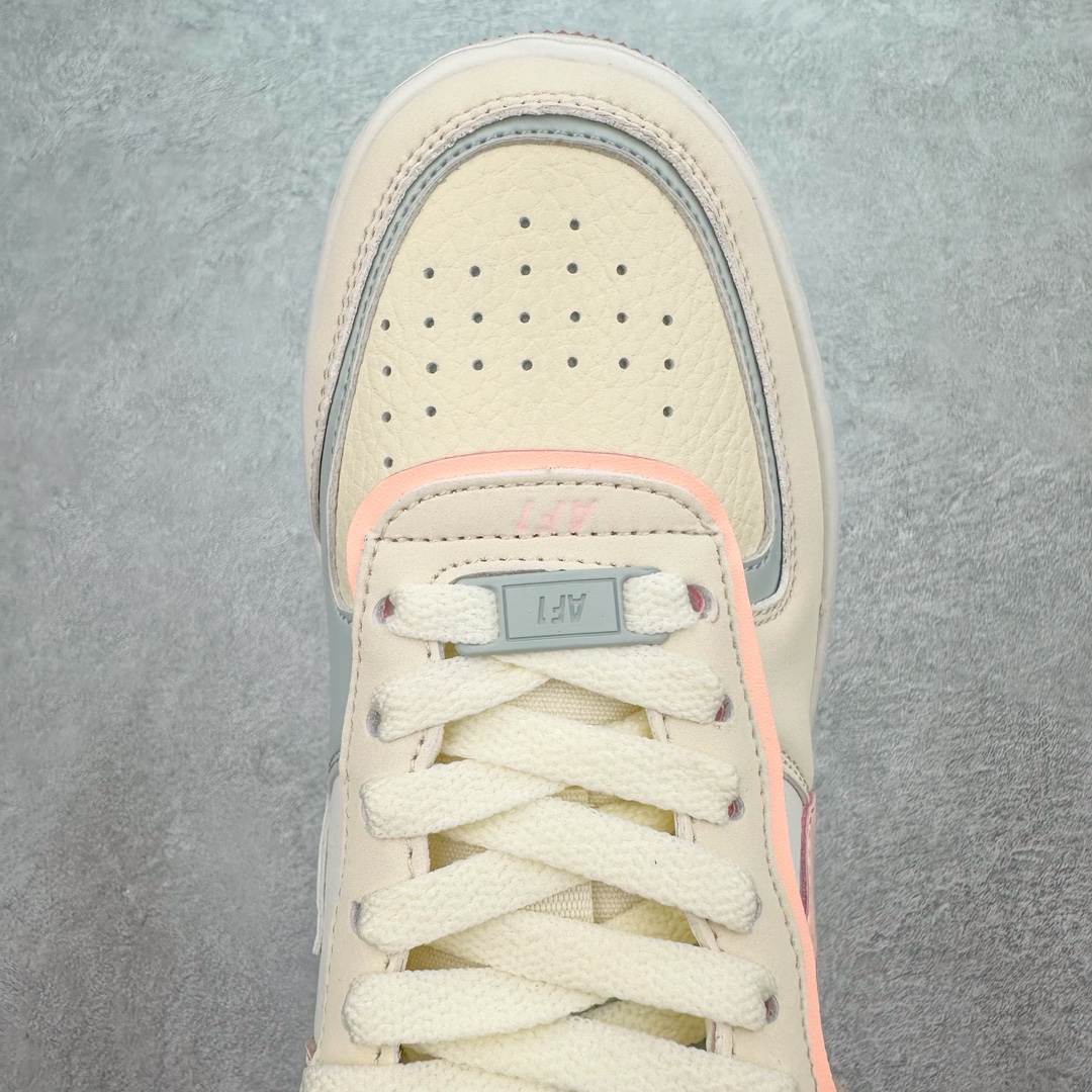 图片[4]-NK WMNS Air Force 1 Shadow 全新少女系解构主义设计 空军一号马卡龙板鞋 鞋款以“双重swoosh标志叠加”为特色，在细节上呈现多层次的设计。以大胆的设计手法，重新演绎这些非凡而鲜明的经典元素，将它们以前卫又优雅的方式突显出来。在各种标志性特征之外又呈现新鲜设计。每一款新作都以女性受众为设计考量，承袭The 1s Reimagined女子鞋款之强势力量，同时坚定一个信念：真正的经典，是在不断的超越与重塑中延续的。尺码：35.5 36 36.5 37.5 38 38.5 39 40-选品中心